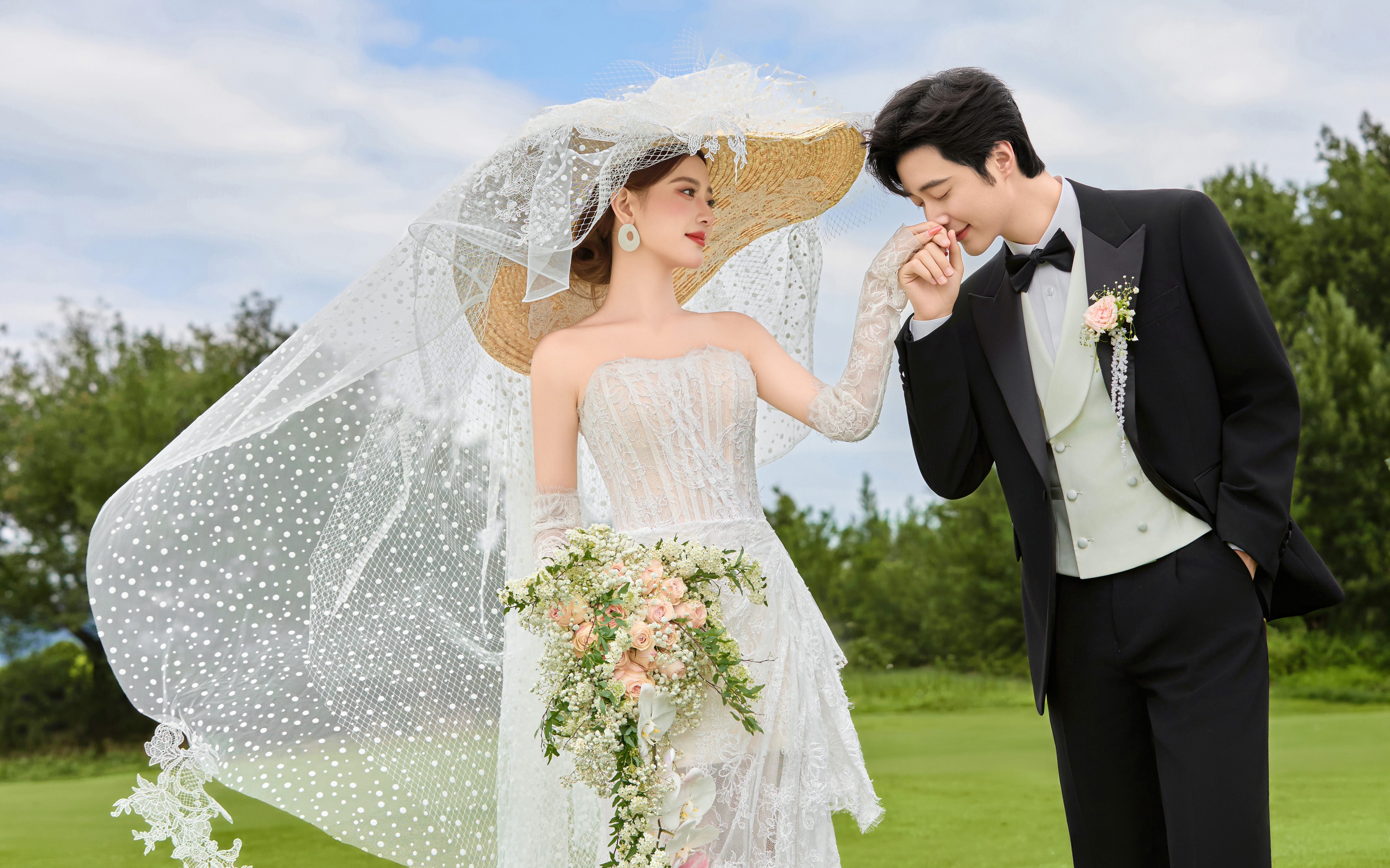 遭不住❗仪式感草坪婚纱照这样拍太太太甜了
