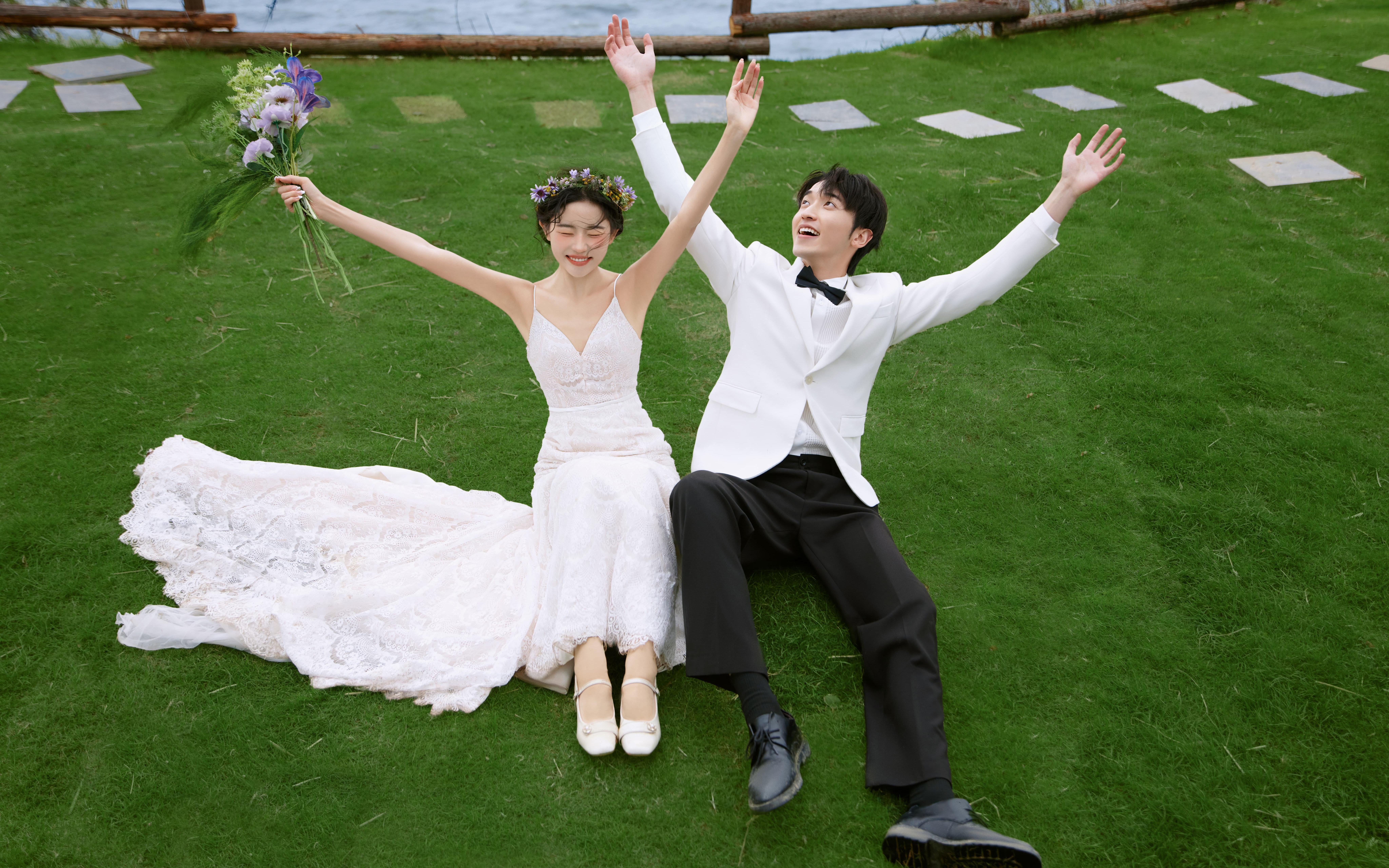 突然就Get到草坪婚纱照的美