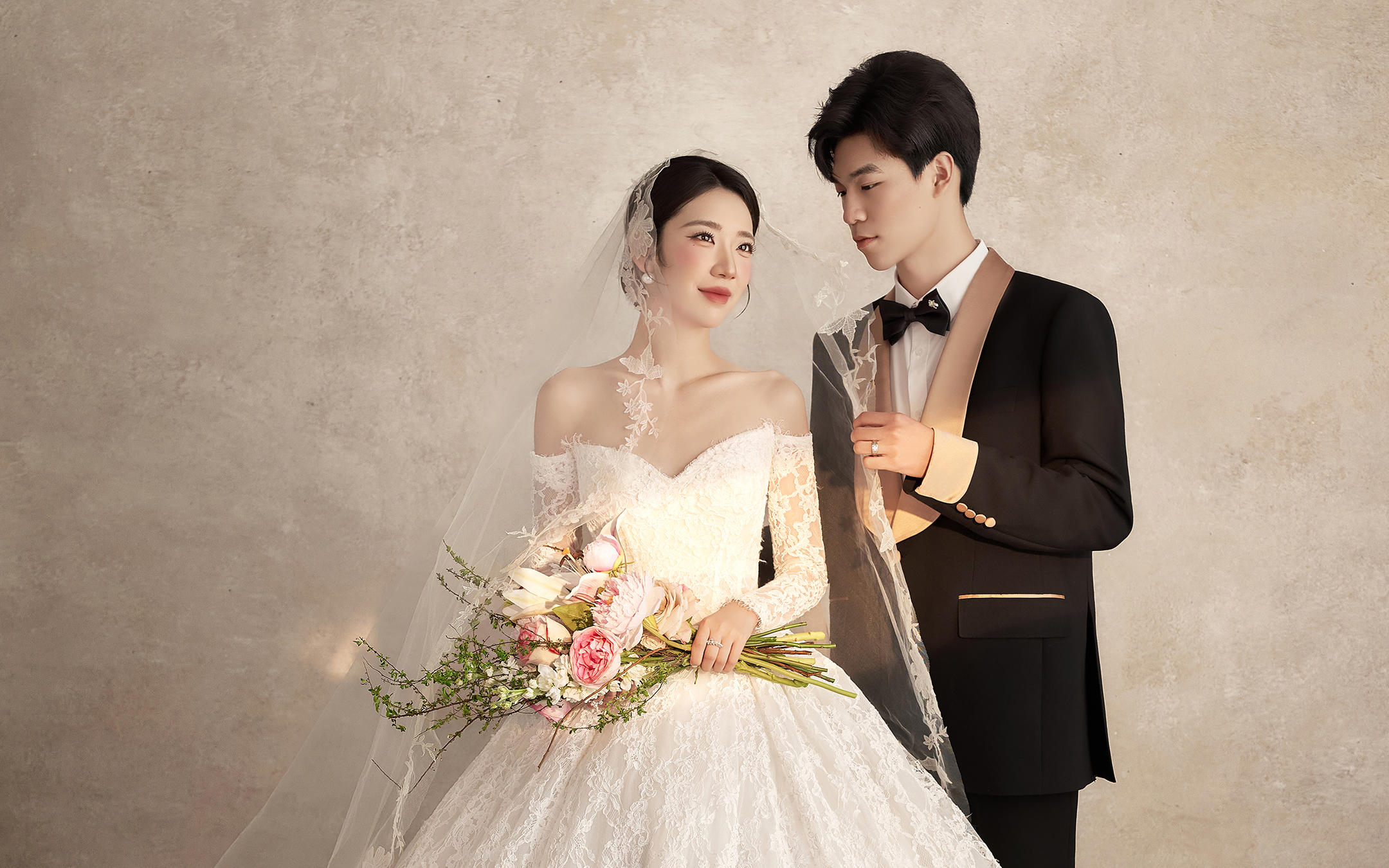 暖调光影下的油画肖像婚纱照，温柔高级