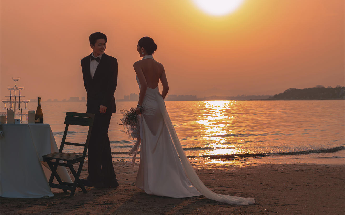 夕阳海景氛围感婚纱照