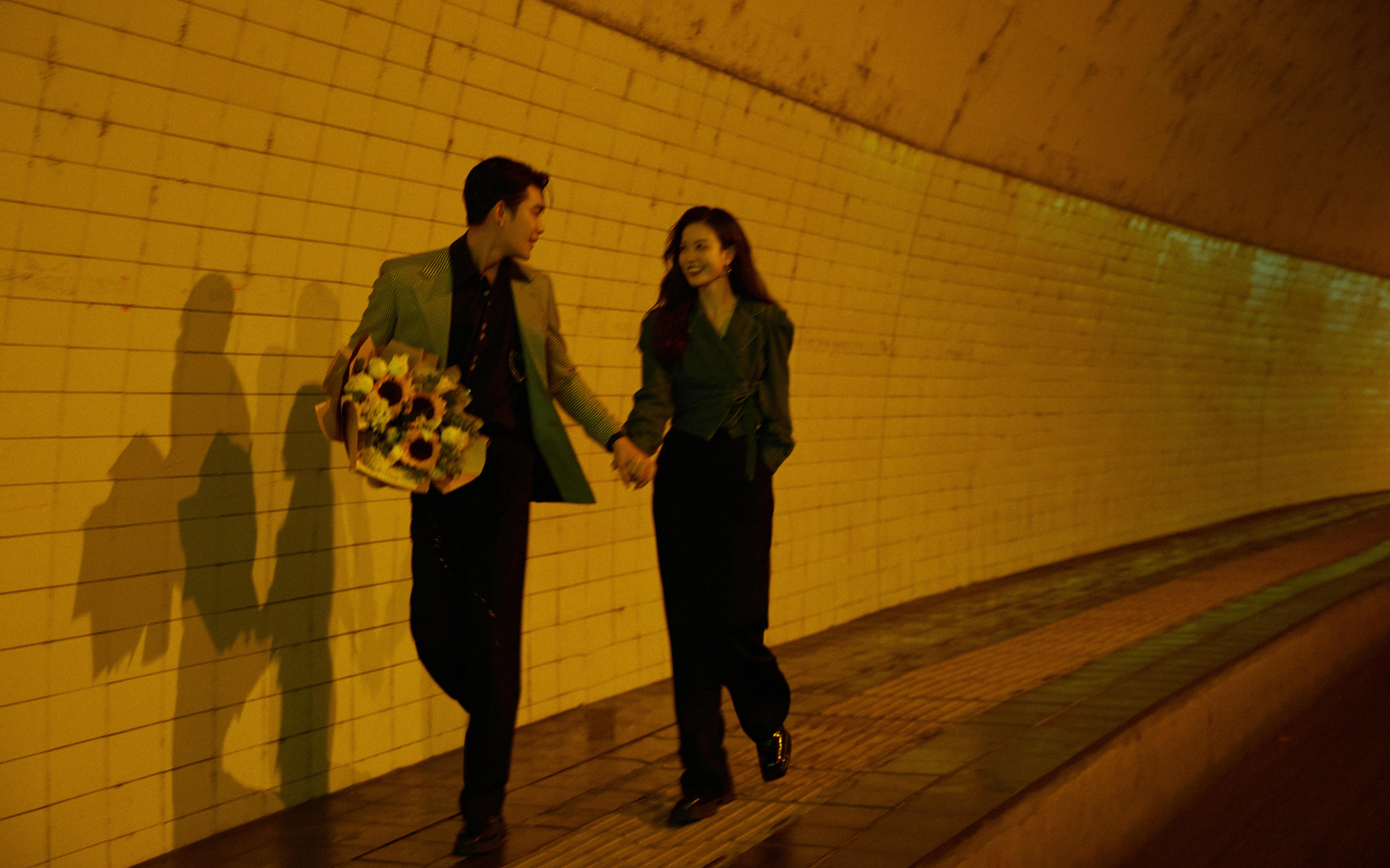 電影質(zhì)感婚照｜霓虹映照愛侶身影，鏡頭氛圍感拉滿