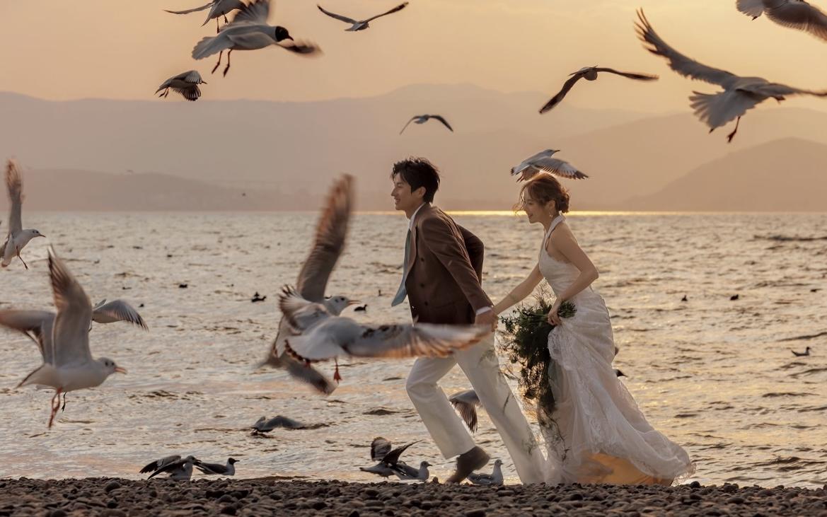 在蒼山洱海前，說(shuō)一萬(wàn)次“我愿意”。?? 