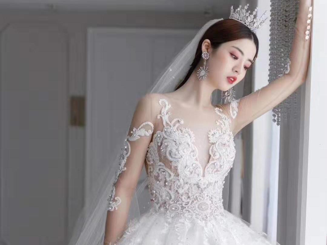 【高端定制】婚纱套系＋总监跟妆+伴娘服