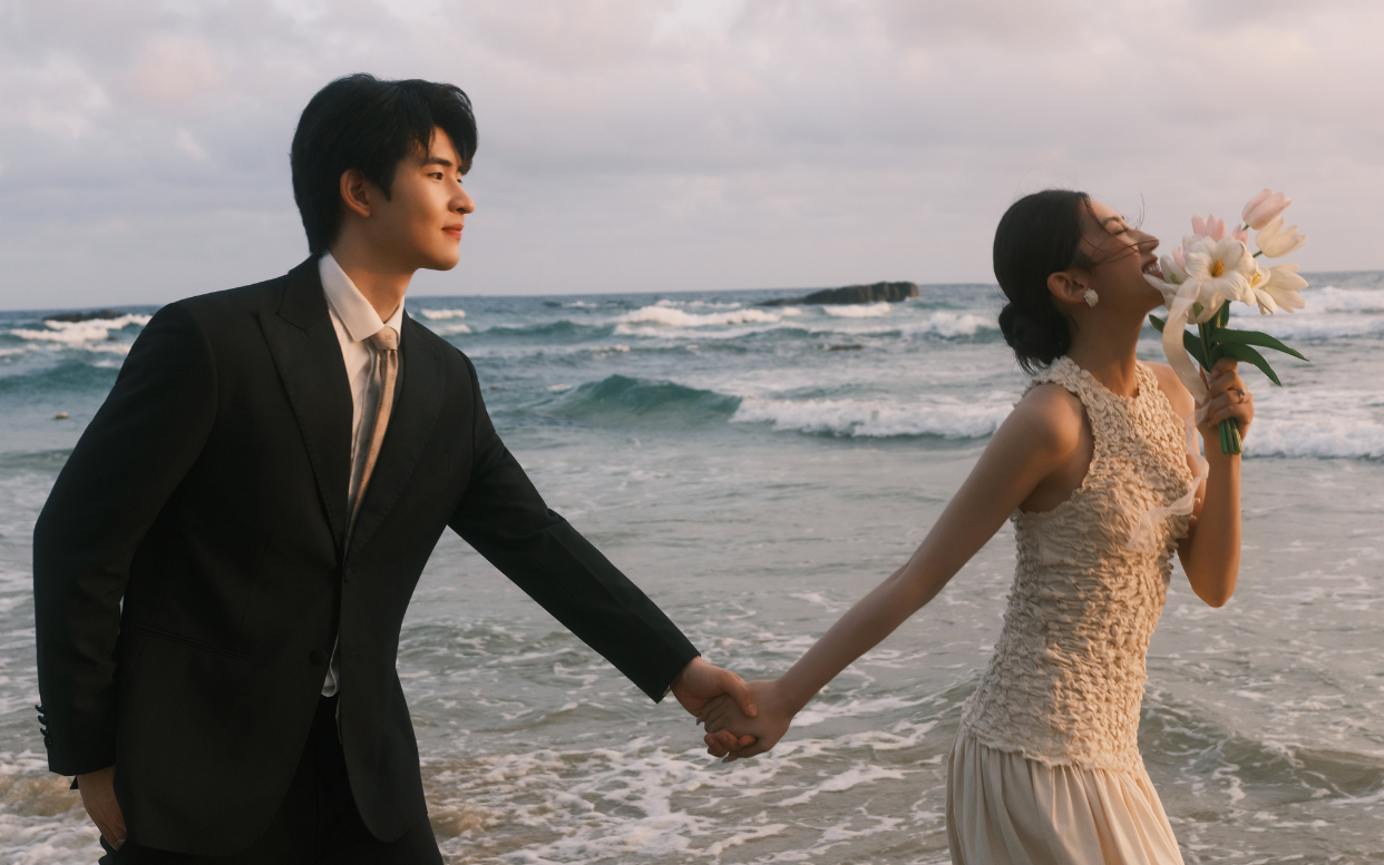 海邊的完美出場方式，是穿婚紗