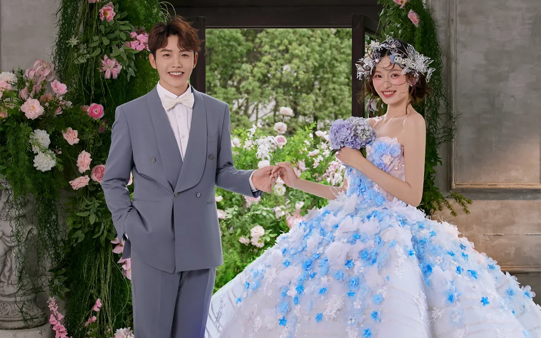 氛围感拉满了❗谁能拒绝超美的花房婚纱照啊