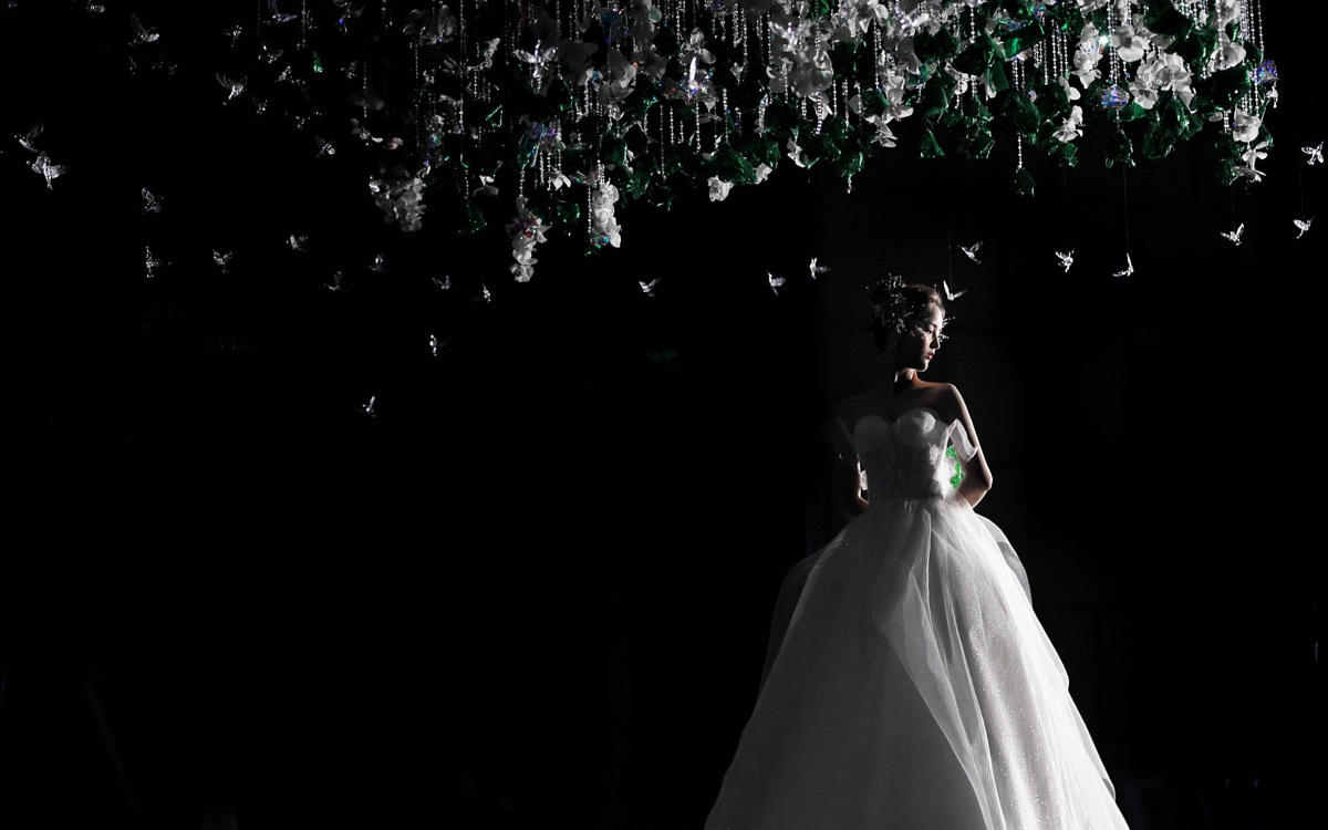 #FZI芳子婚纱# 最好年华，为你披上曼妙的婚纱