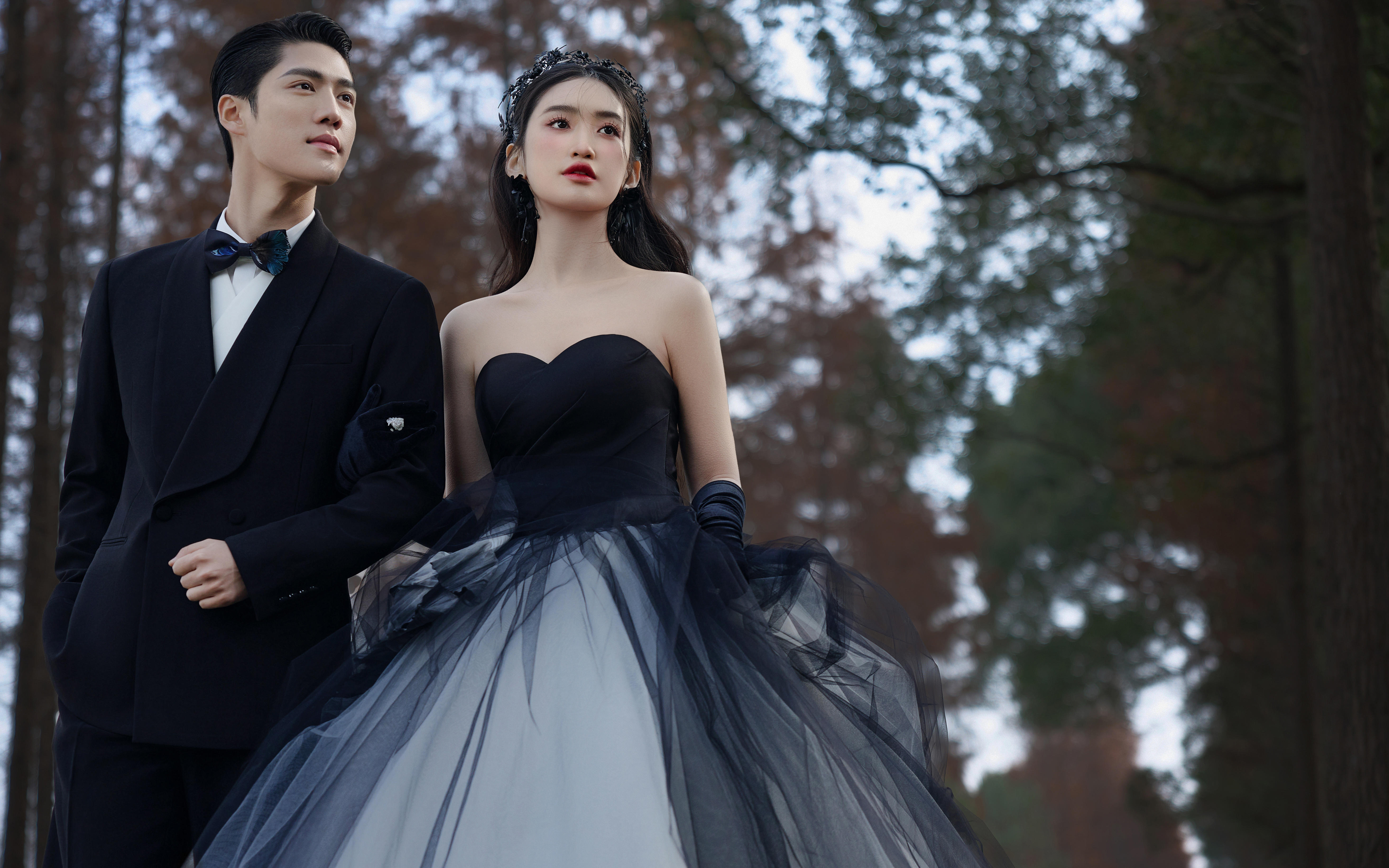 树影叠翠衬冷艳，拍一组森野里的高级浪漫婚照