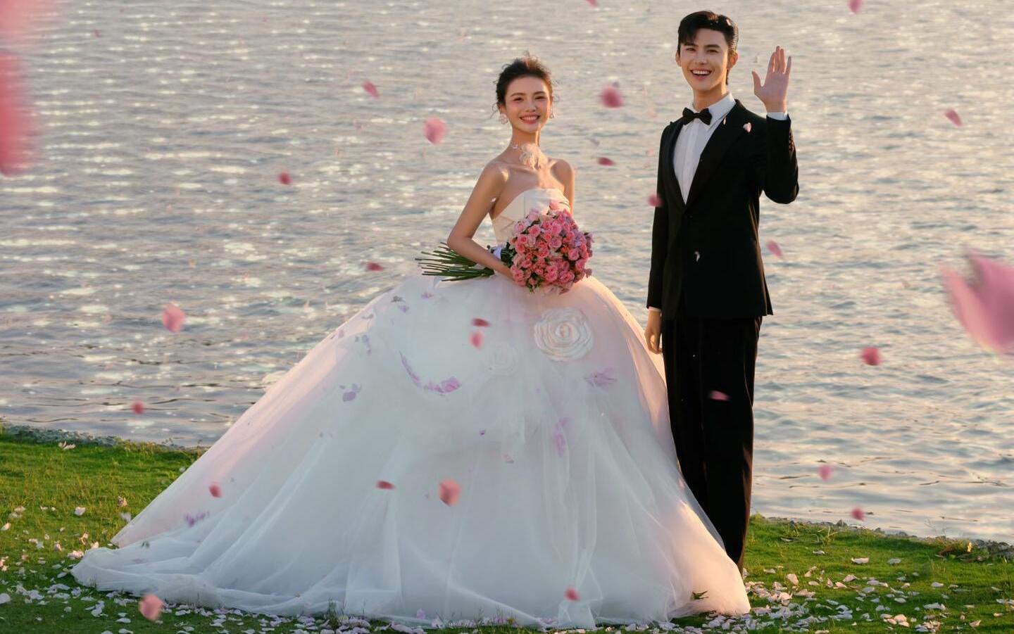 温柔浪漫的夕阳湖边婚纱照，真是太有氛围感了