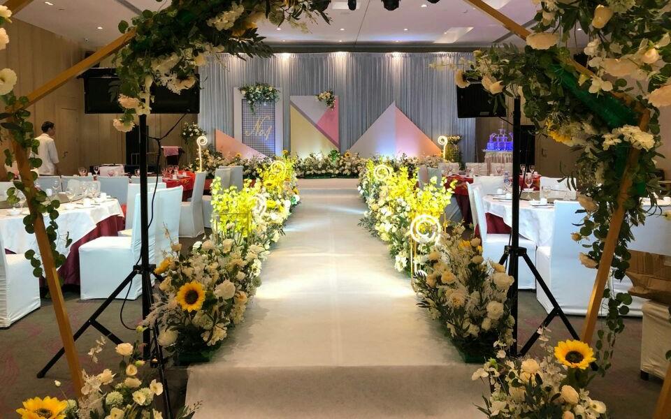 小清新  白色萌芽路引向日葵定制婚礼