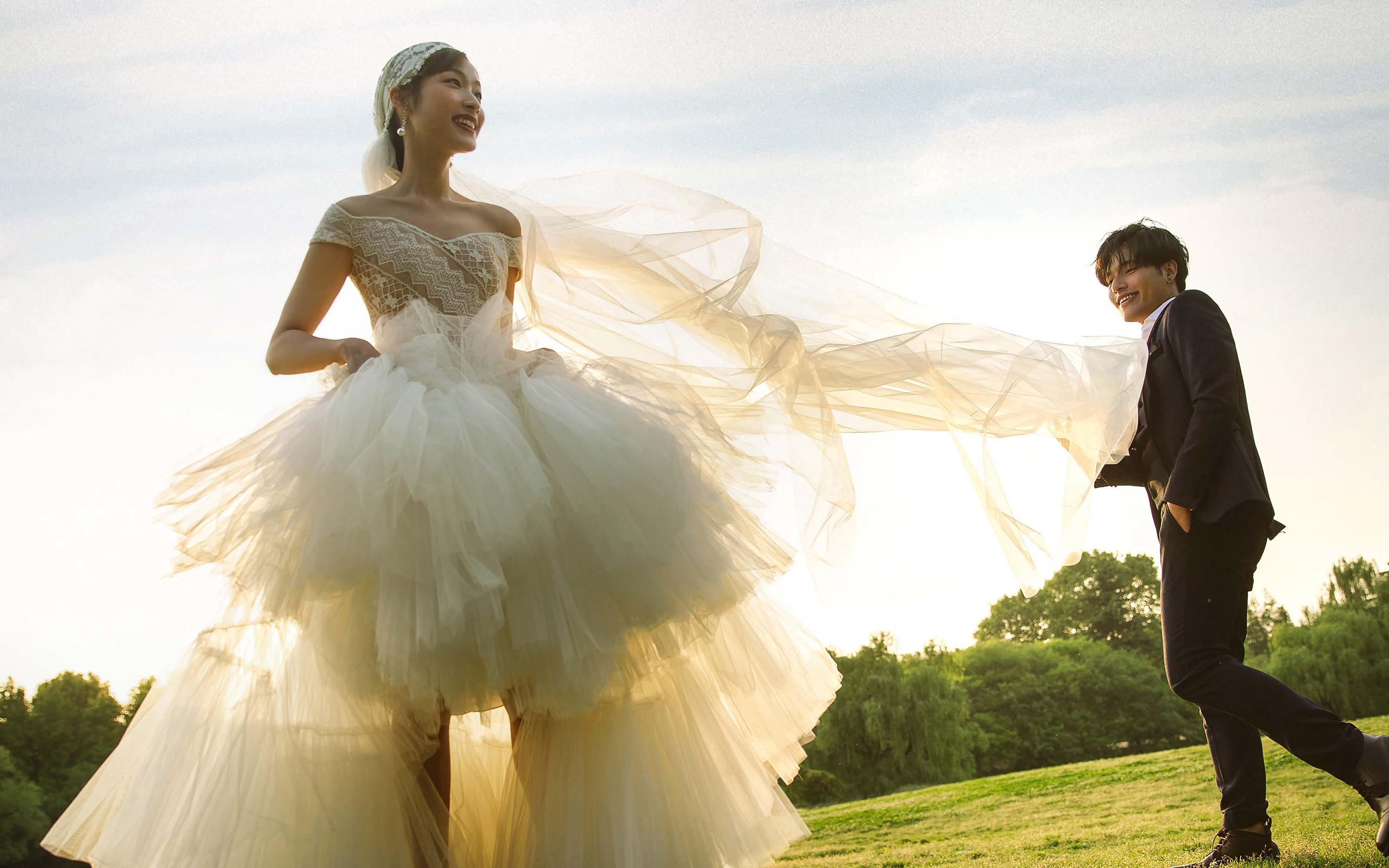 当爱意落入温柔暮色的婚纱照