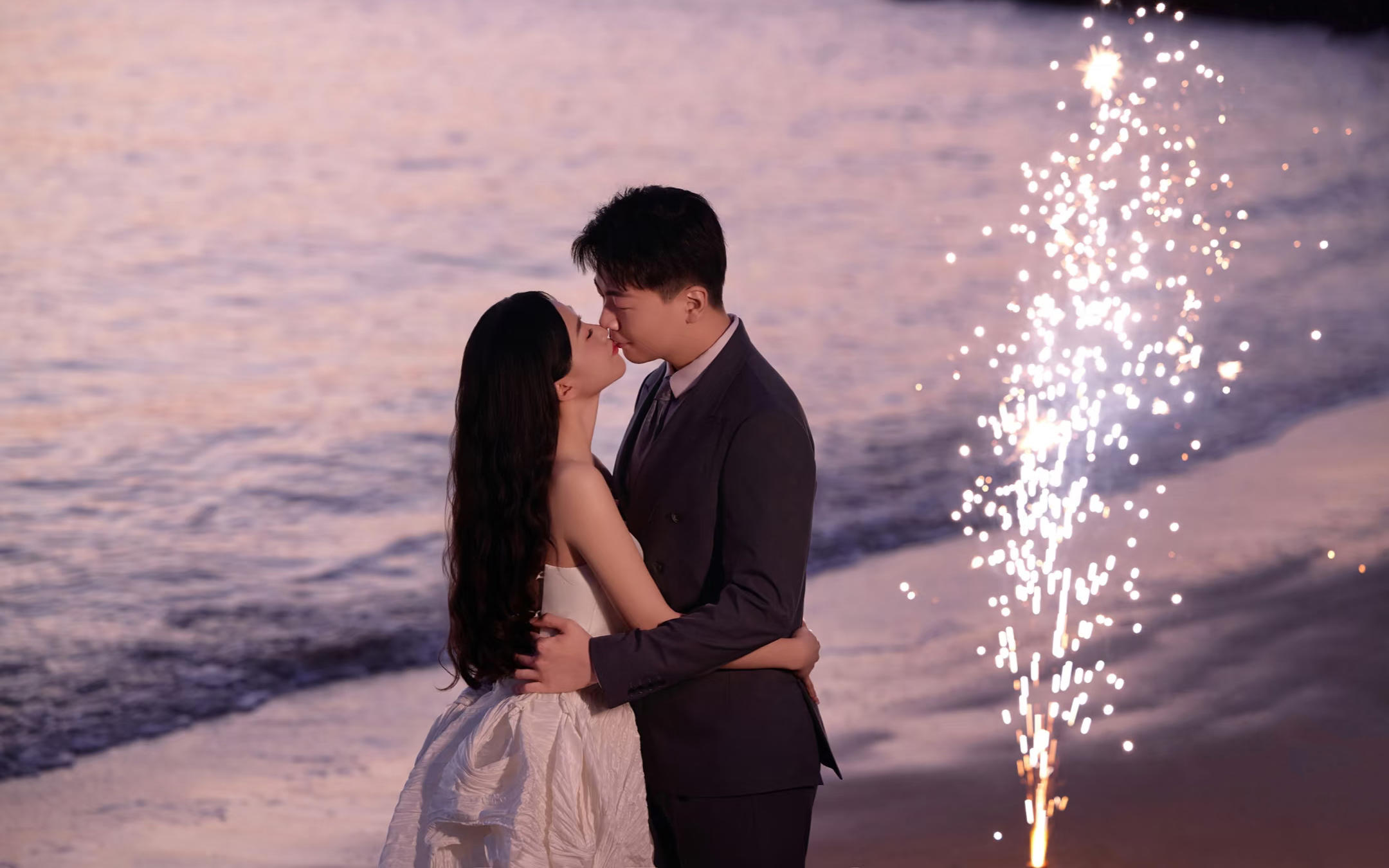 如同电影般🎬的湖边夜景烟花婚纱照