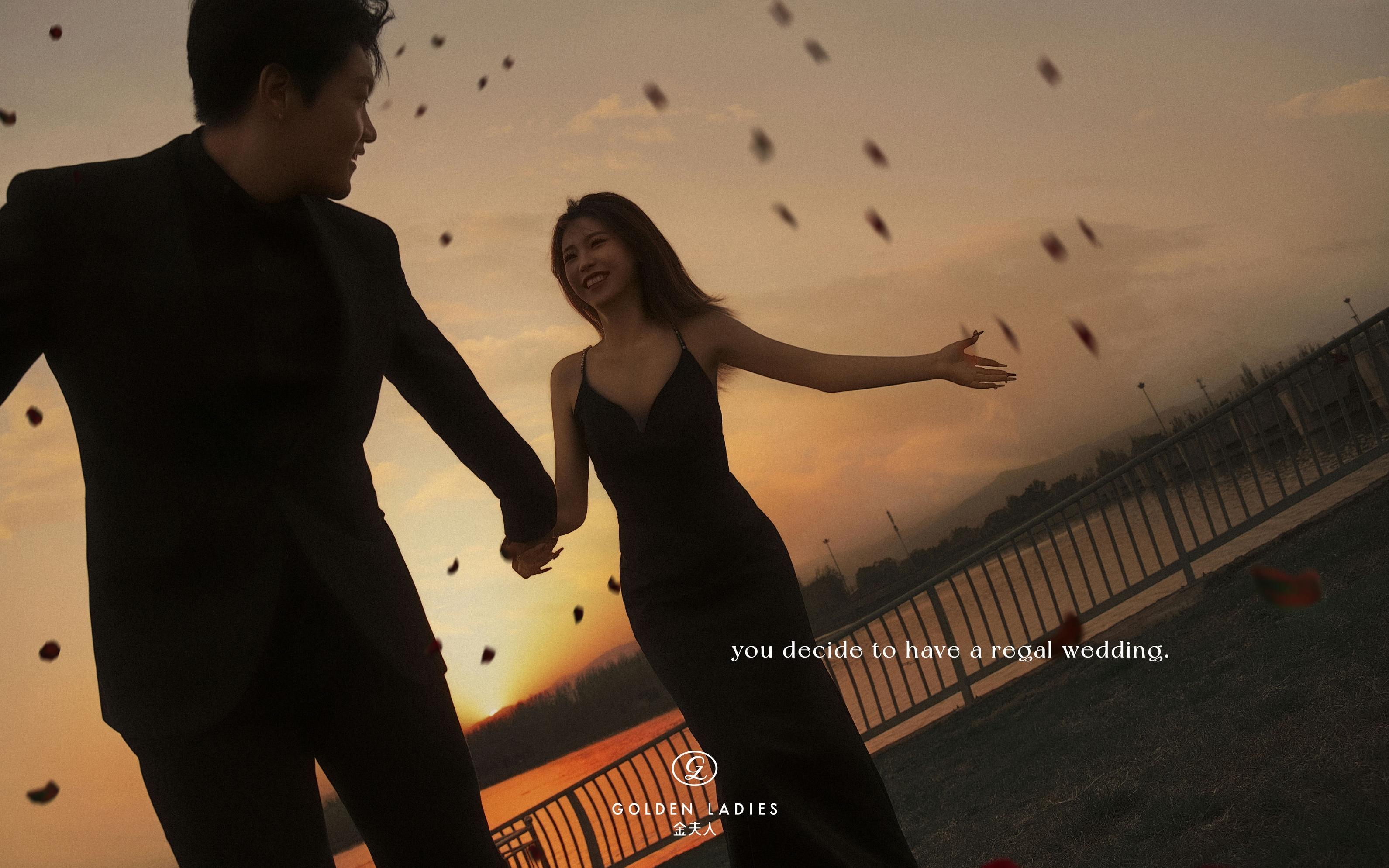 你可以永远相信夕阳湖边婚纱照❣真的太美了