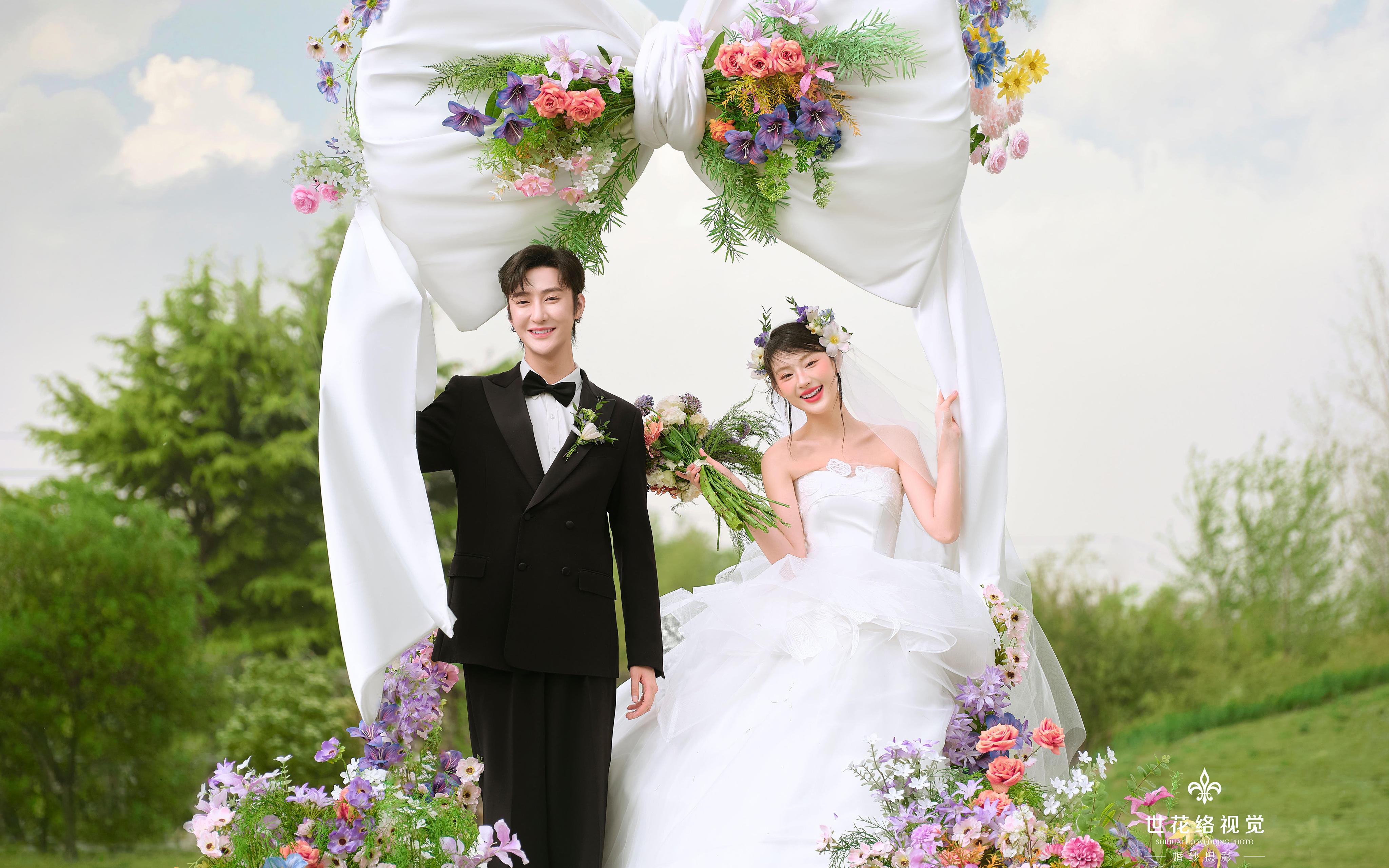 誰懂啊?在郁郁蔥蔥的草坪上 把婚禮拍成了會呼吸的