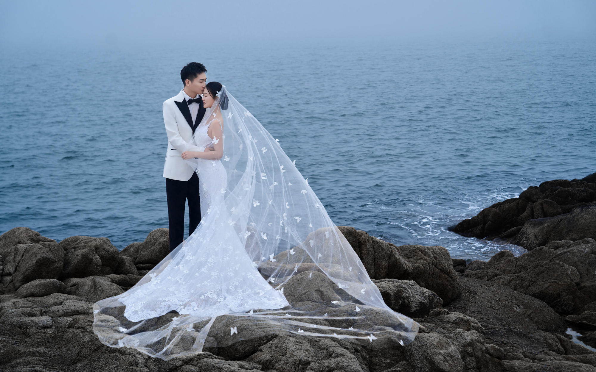 威海香庭海婚纱照-客片，海景礁石婚纱照