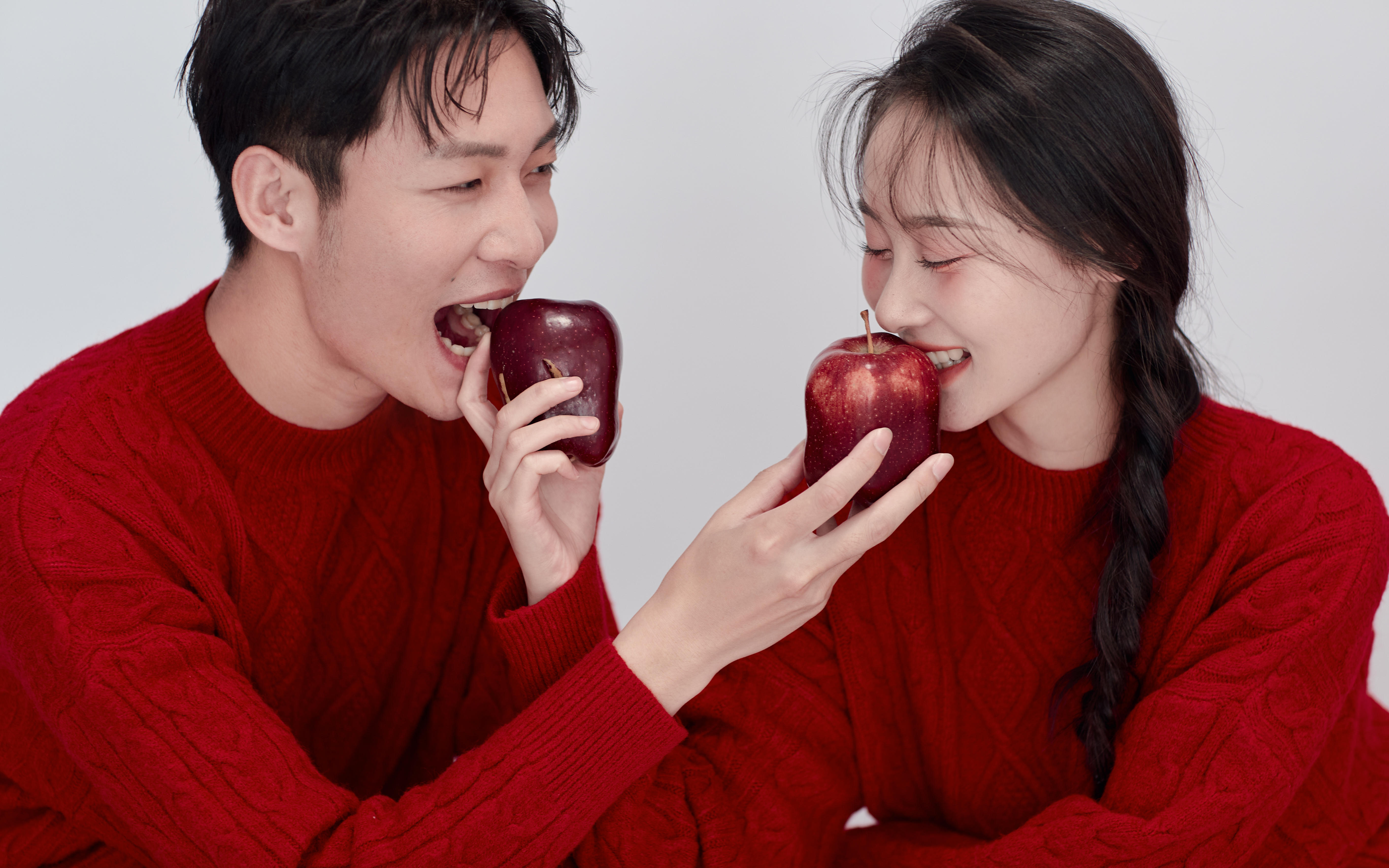 情侣装的婚纱照自然真实