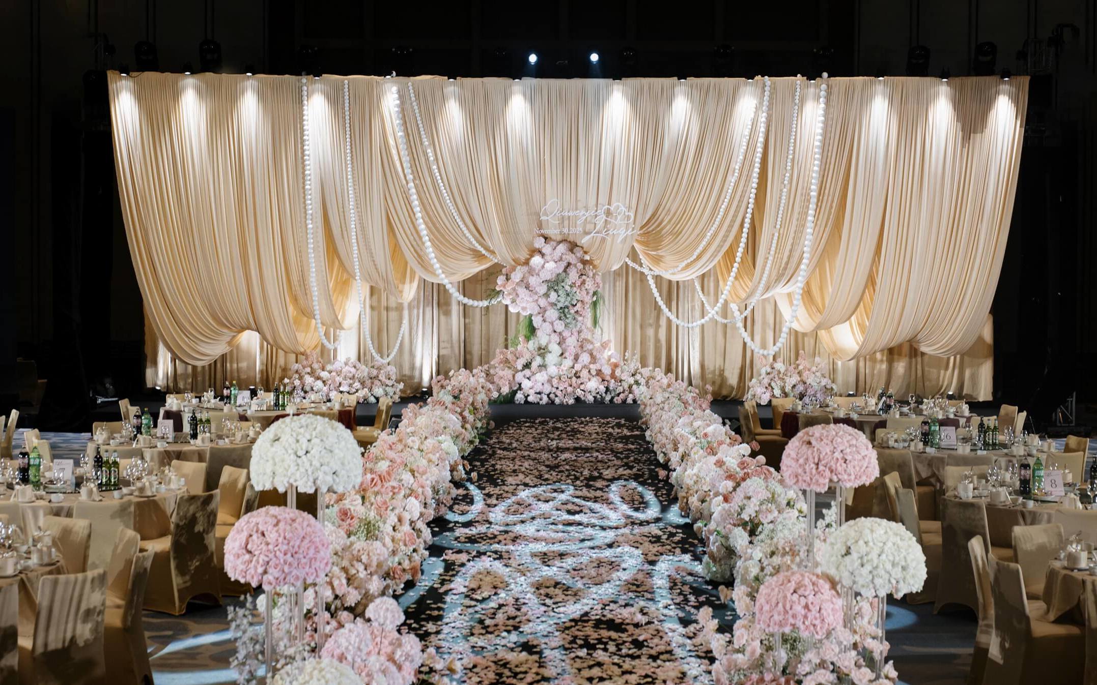 久看不腻的婚礼，坠入香槟色的温柔别太浪漫