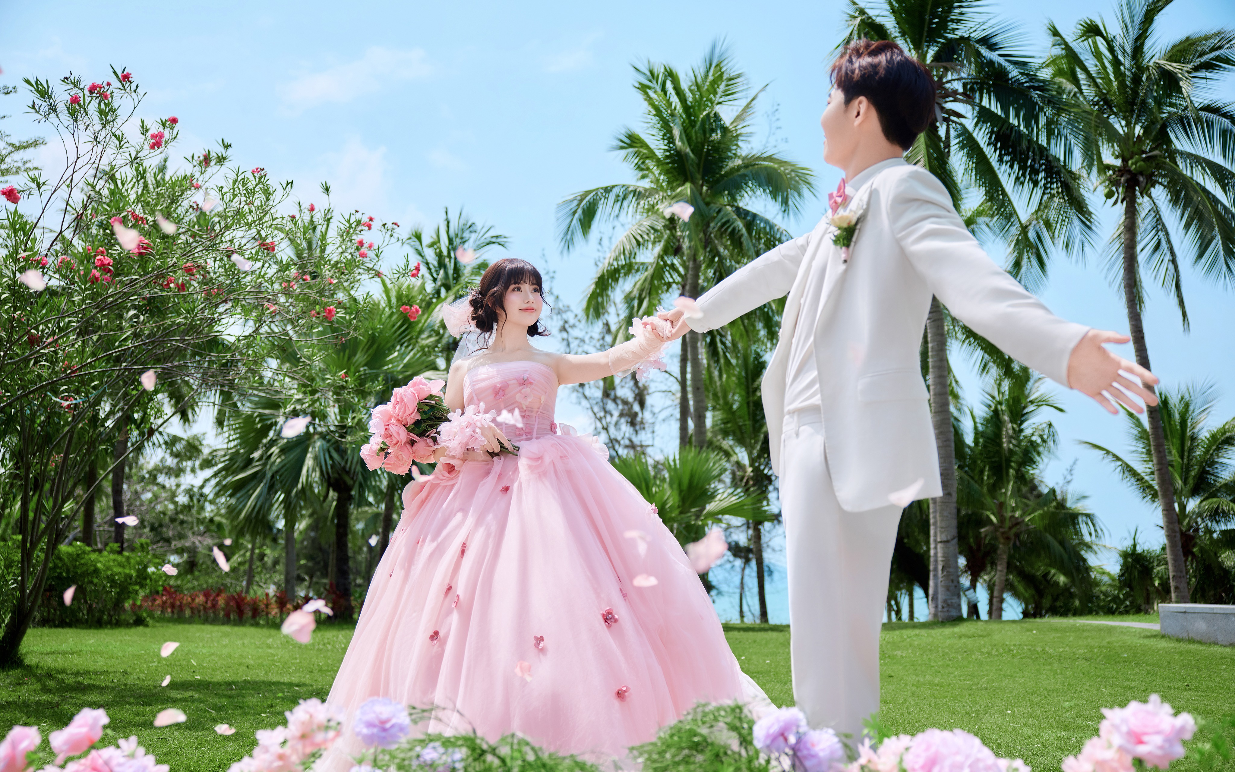 三亚湾草坪｜婚纱照被椰林和海风围观了