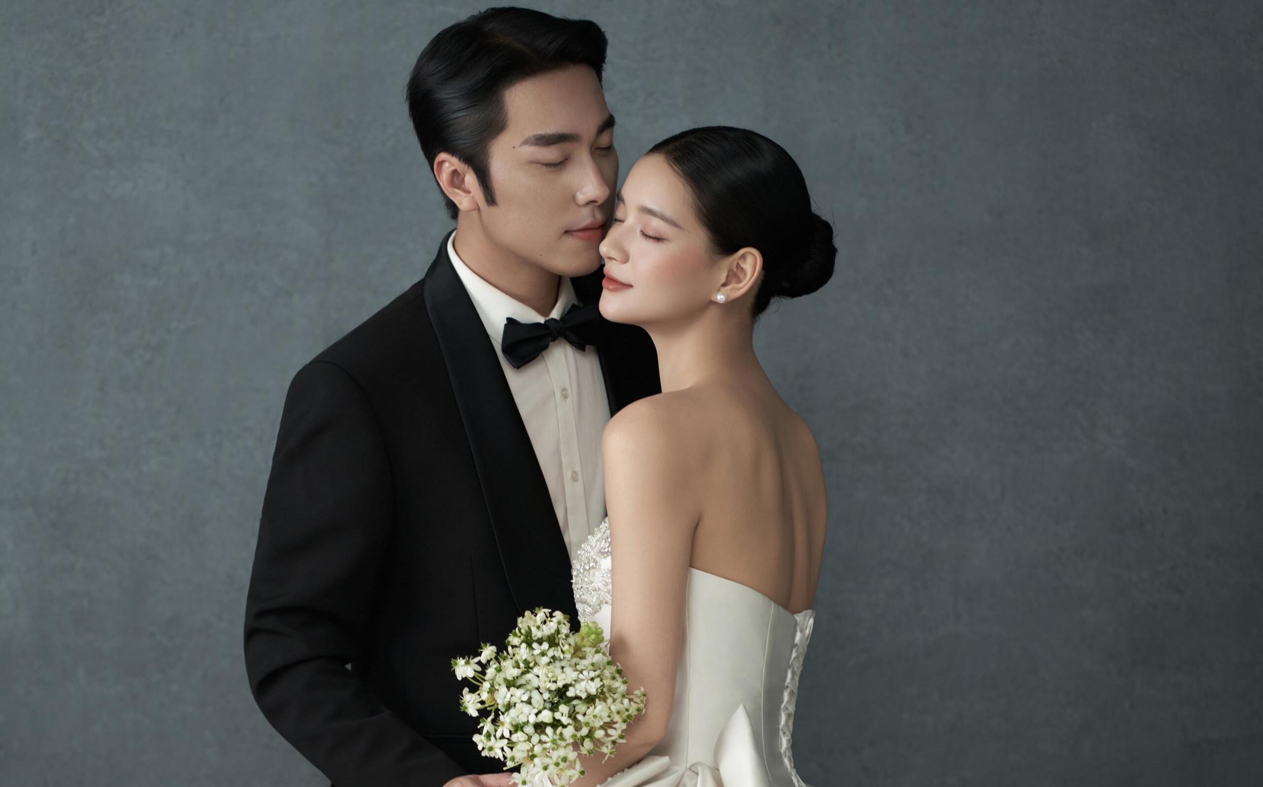 一眼沦陷的缎面高级感婚纱照 经典永不过时