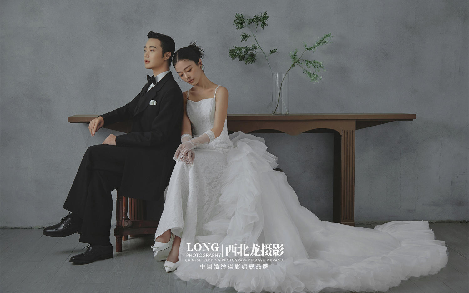 不撞款高级极简的水泥灰背景婚纱照✌️