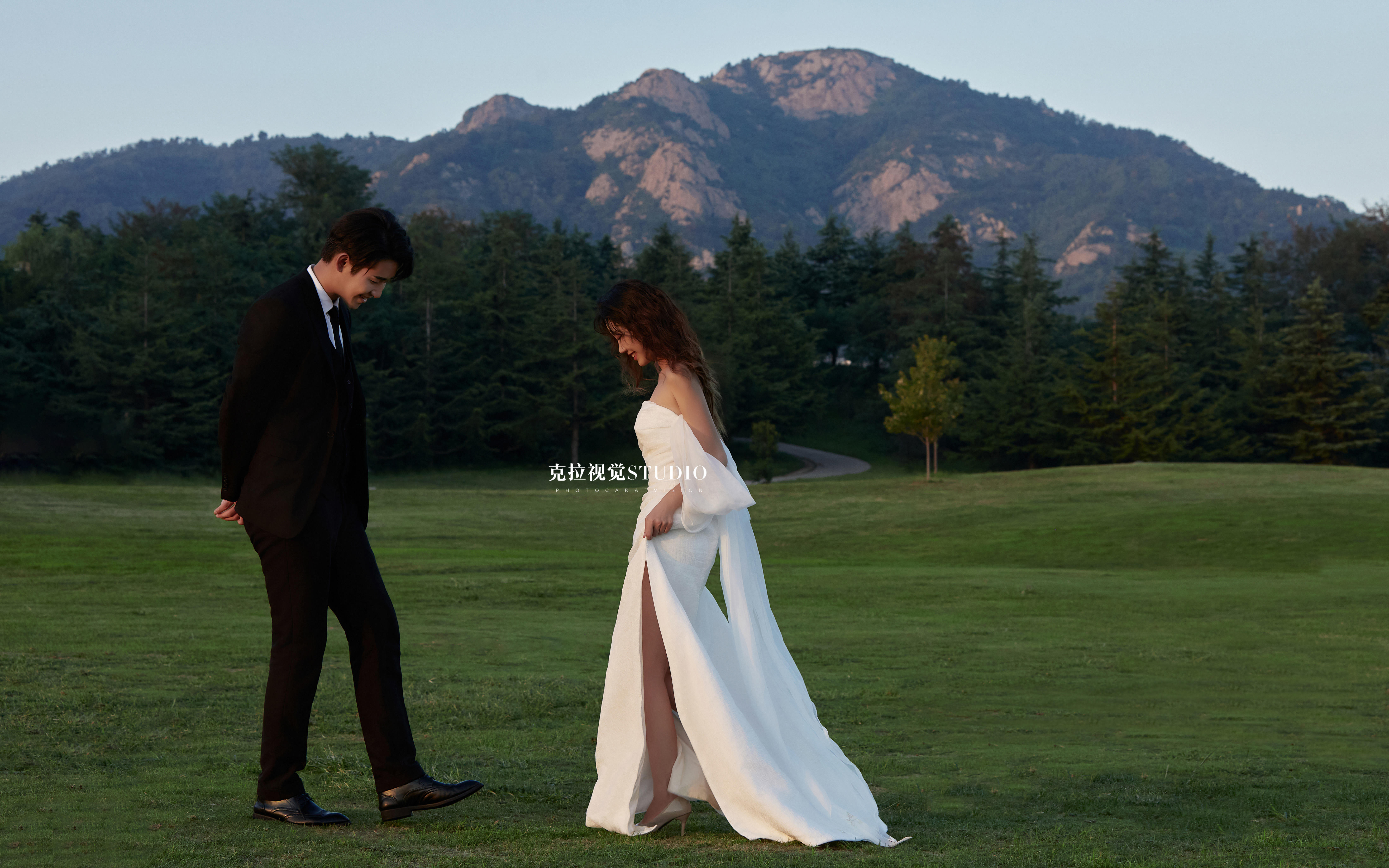 美到犯规的森系草坪婚纱照！果断收藏️
