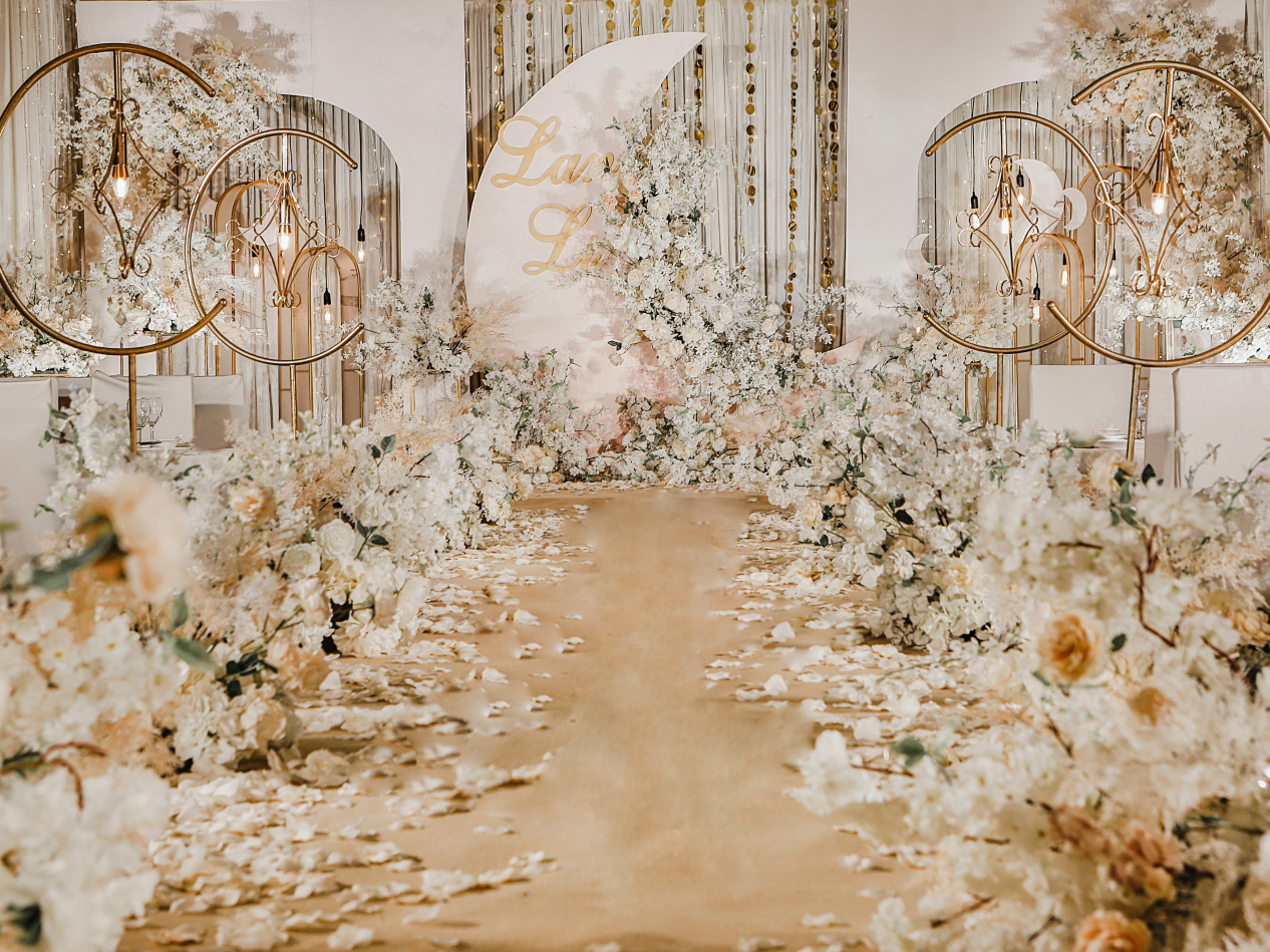 初晴“朝暮与岁月并往，我与你一起行至天光”