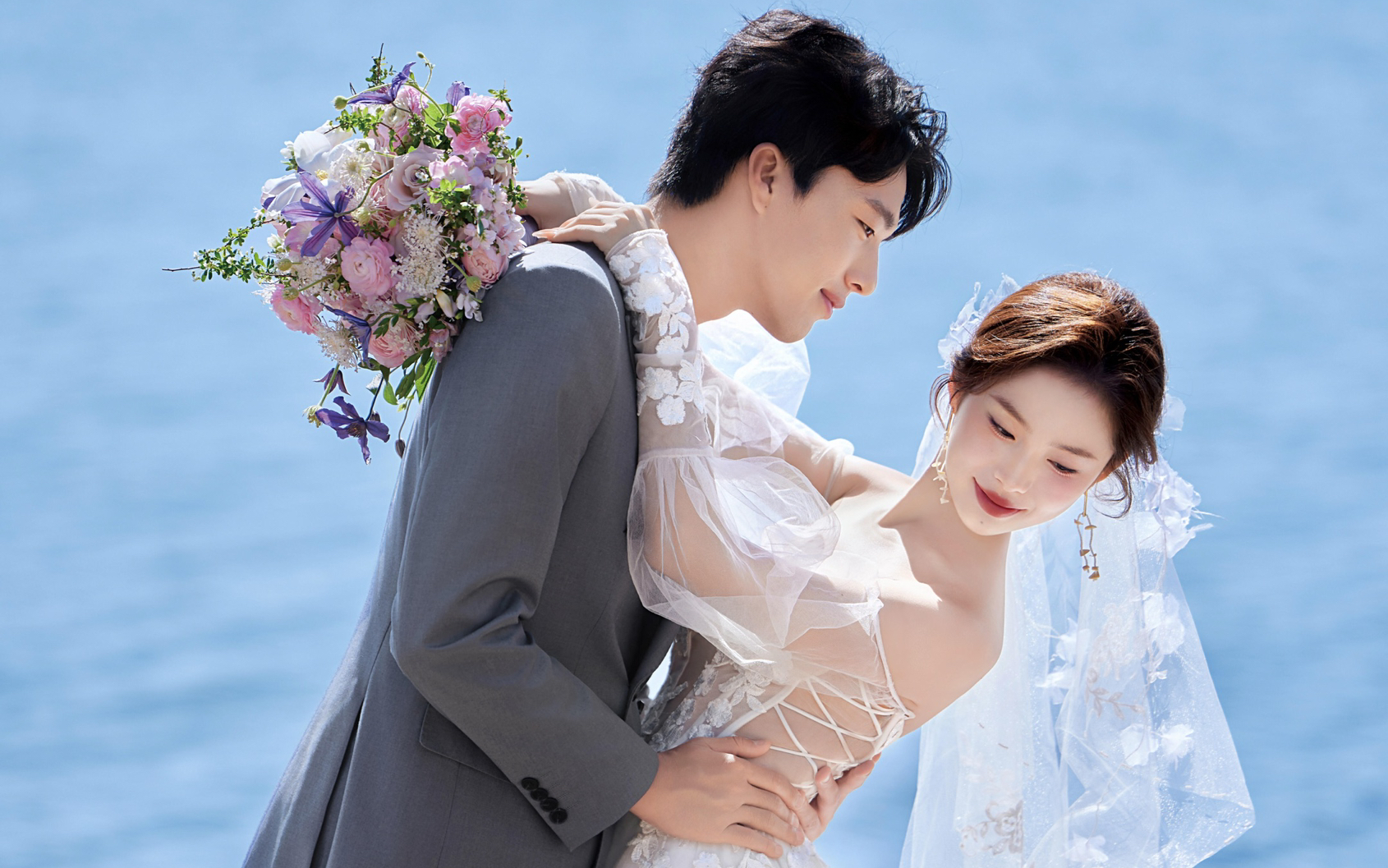 敲出片的青岛礁石海景婚纱照，太有氛围了