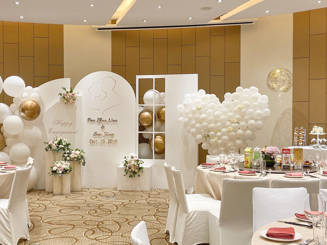 优比婚礼|白色简约小清新订婚宴布置送鲜花