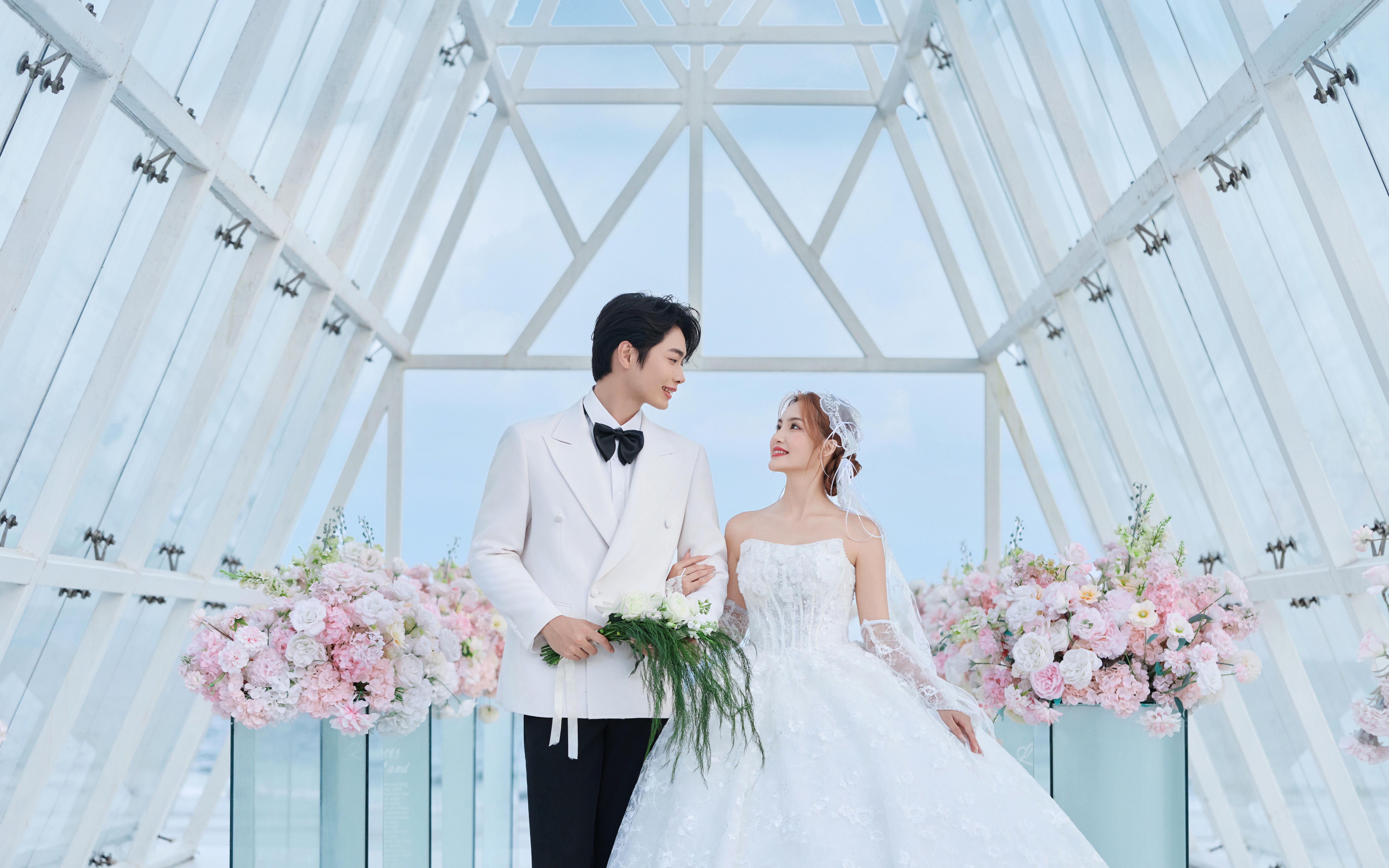 【人氣之選】三角玻璃房婚照，讓海風(fēng)與光影見(jiàn)證愛(ài)意