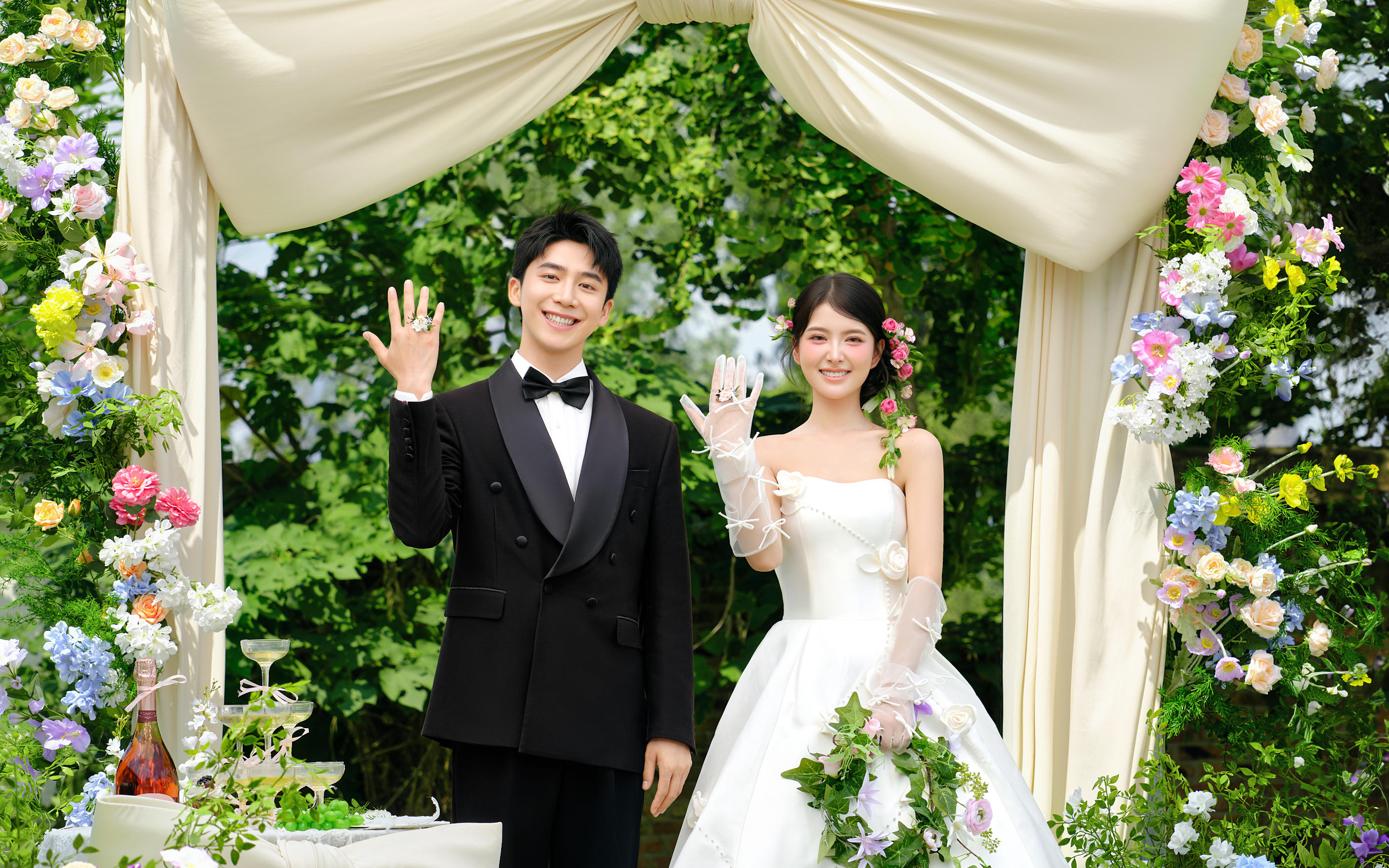 被問(wèn)爆的森系草坪婚紗照！