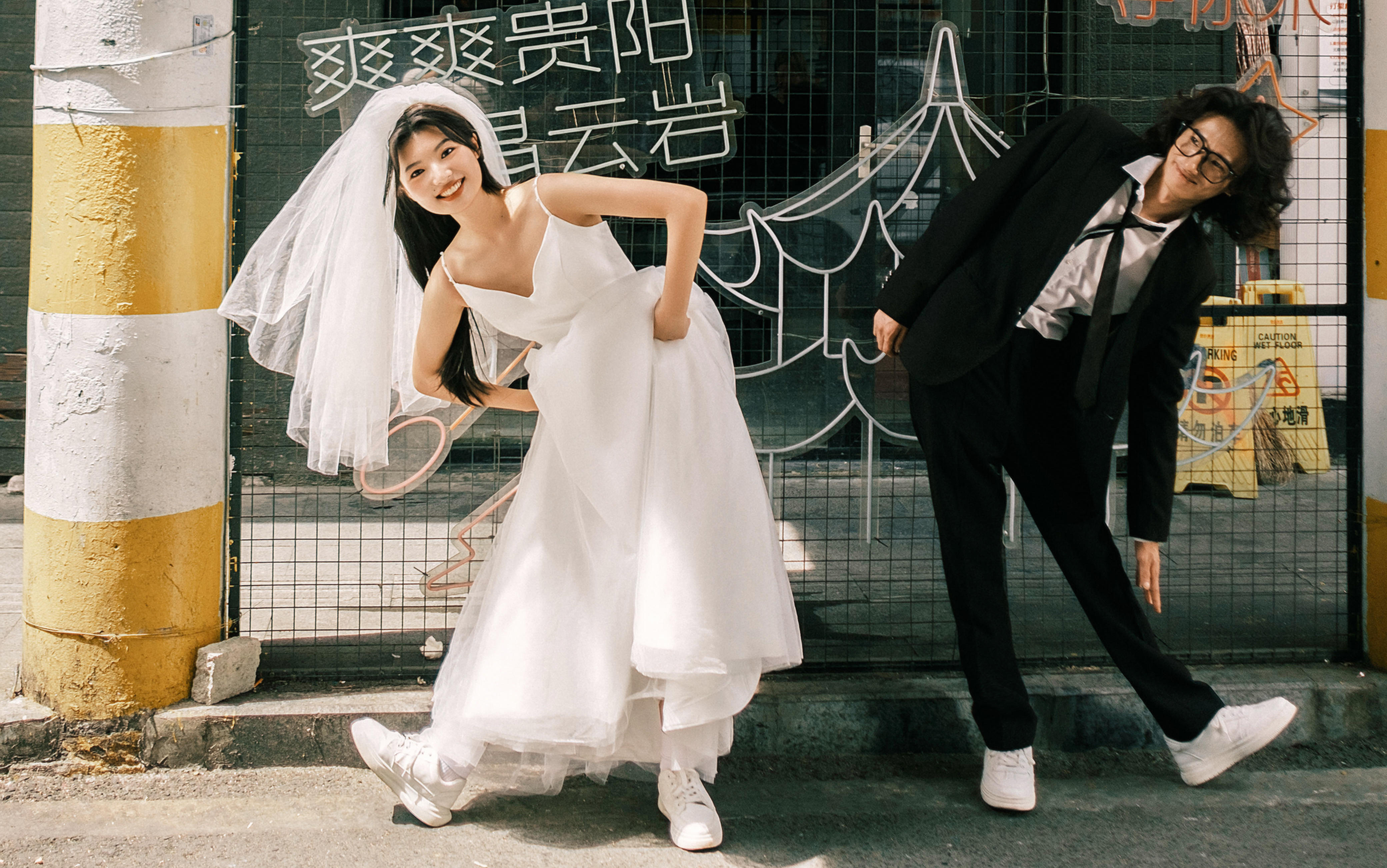 比韩剧还浪漫的街拍婚纱照，可盐可甜超喜欢