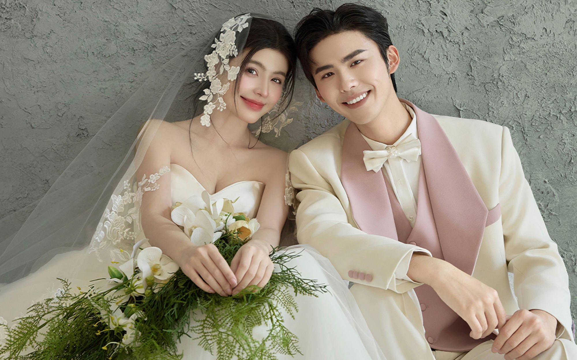 💫肌理墙邂逅高光时刻｜极简婚照封神作📸️