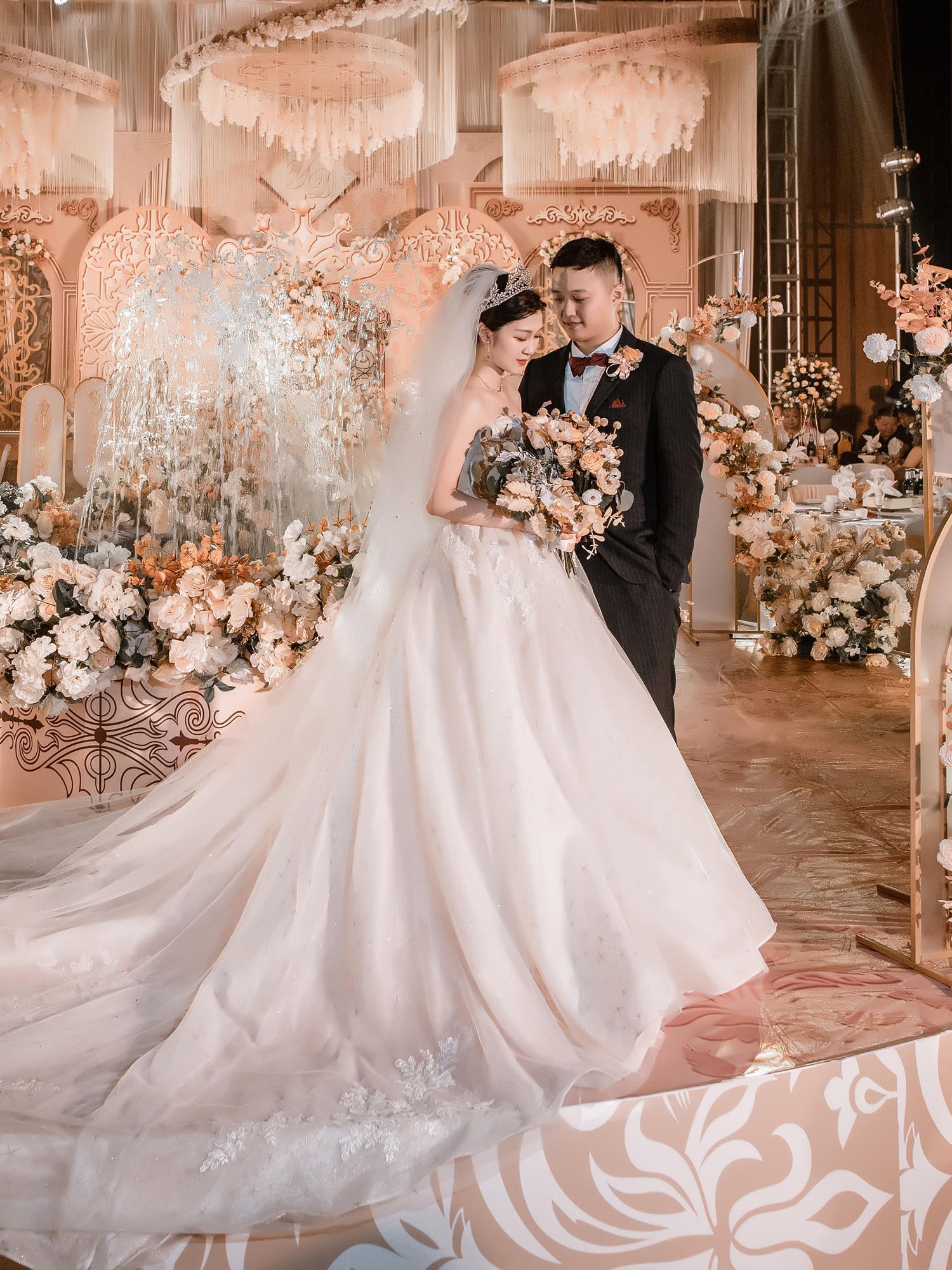 网红星星款抹胸＋出门纱＋敬酒服，超值租赁