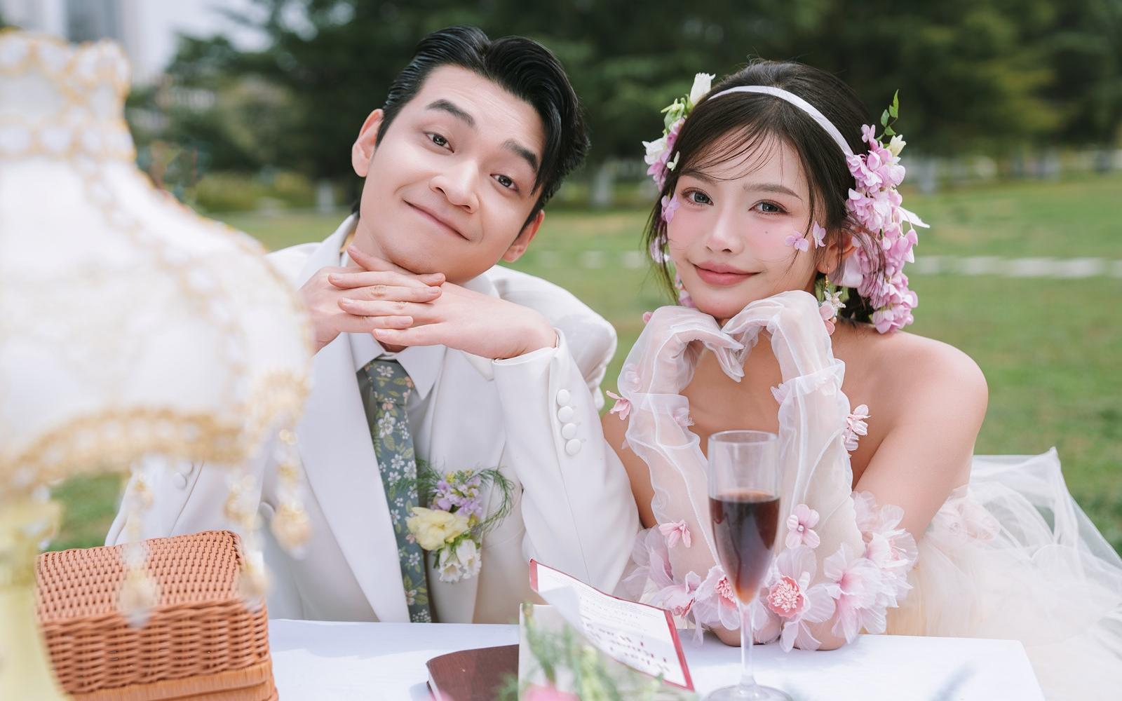 00后的松弛感‼️这样拍草坪婚纱照好出片🎞