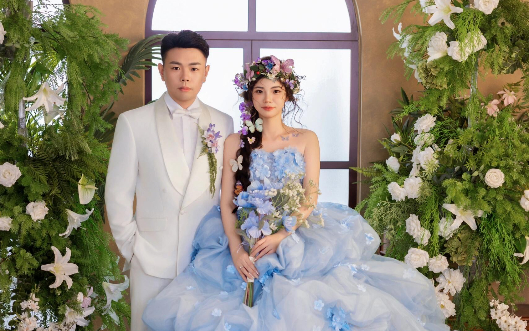 藍(lán)色婚紗花房?jī)?nèi)景婚紗照拍攝