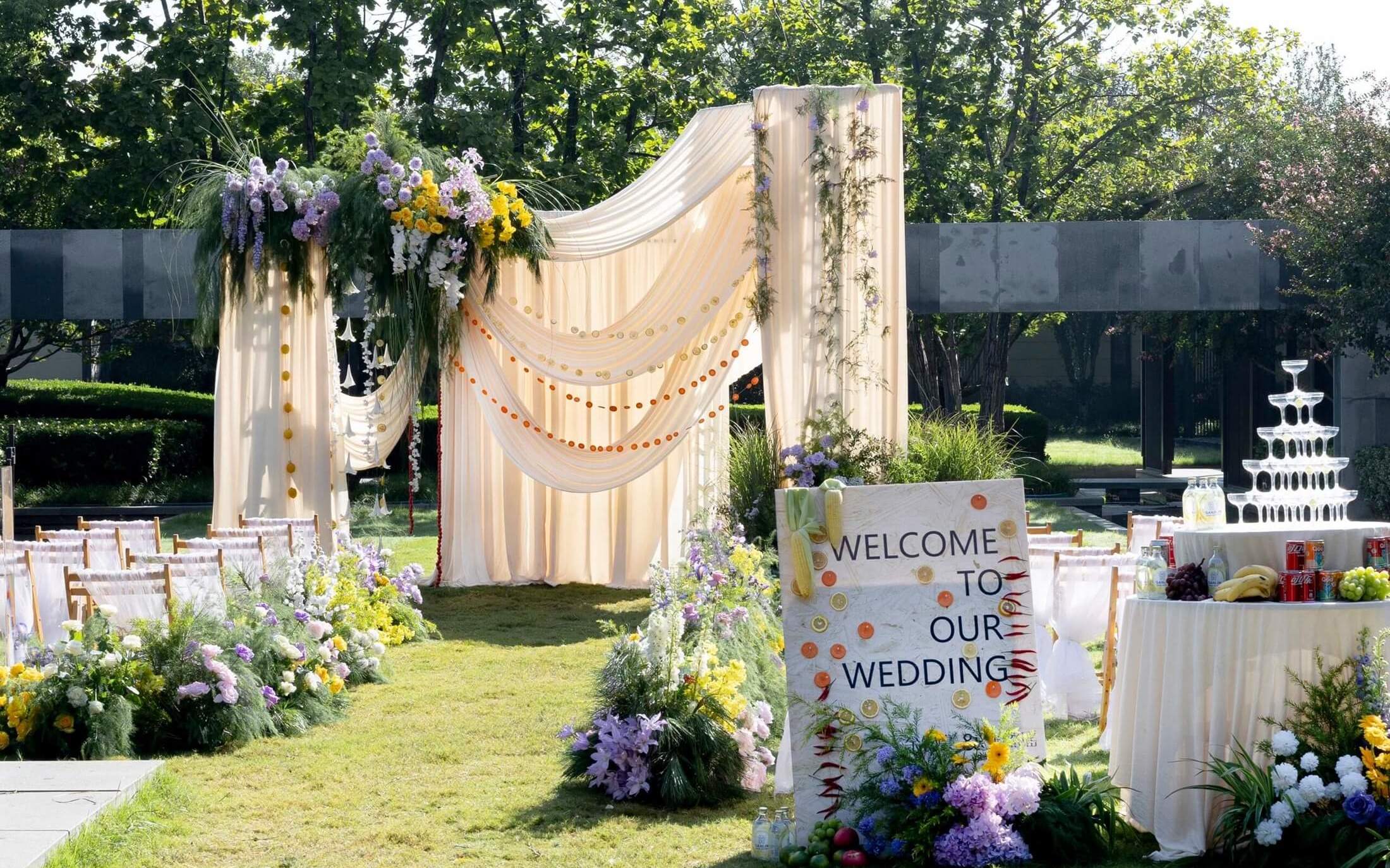 香檳色布幔果蔬風(fēng)草坪婚禮