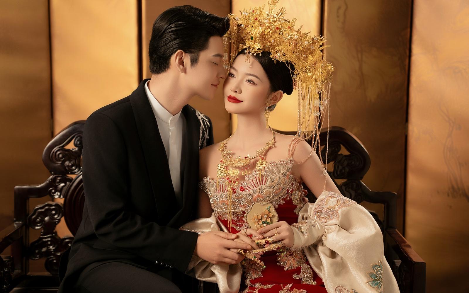黄金凤冠的贵气感💫国风新中式婚纱照