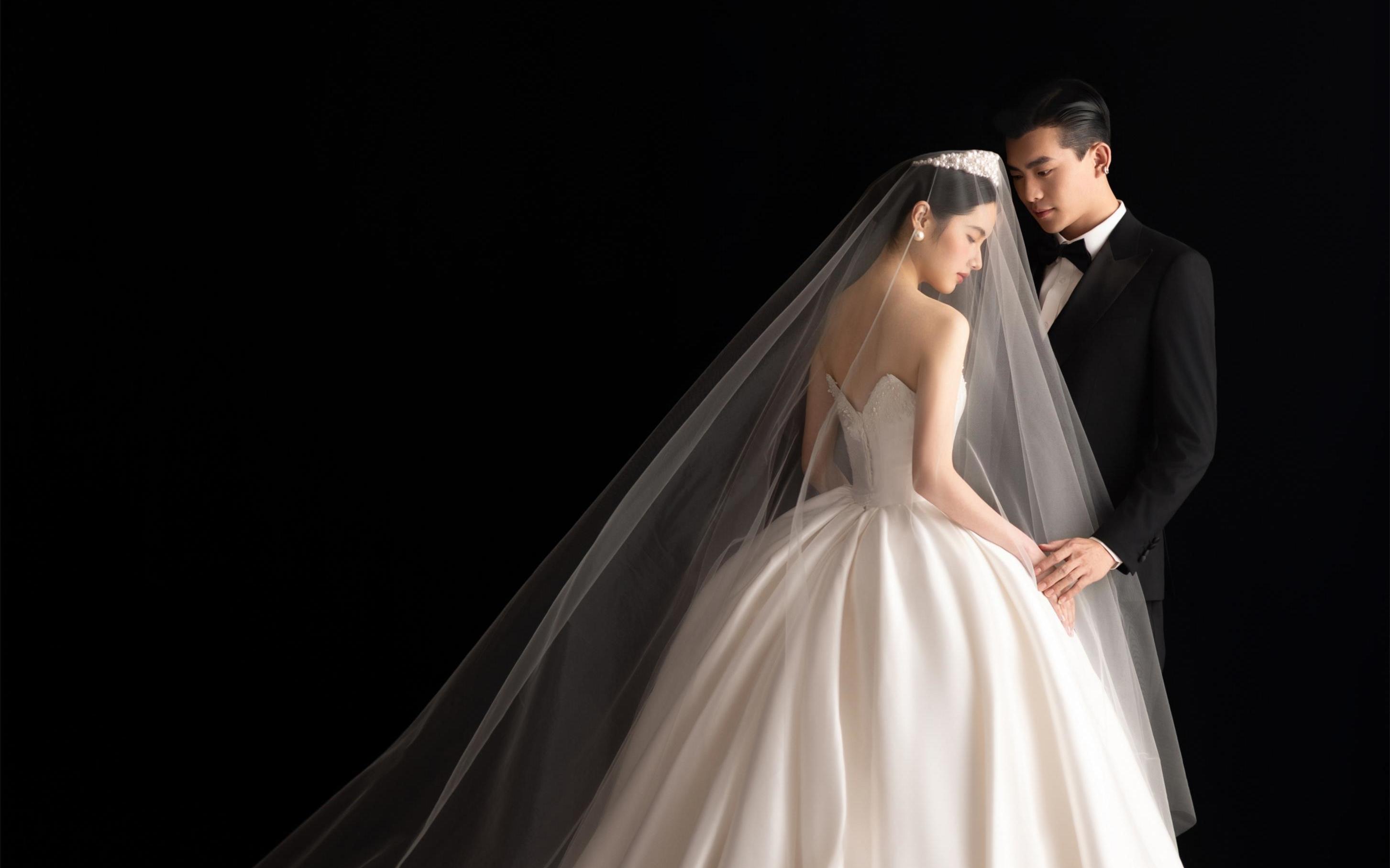 無法拒絕的氛圍感??黑底膠片婚紗照太美了