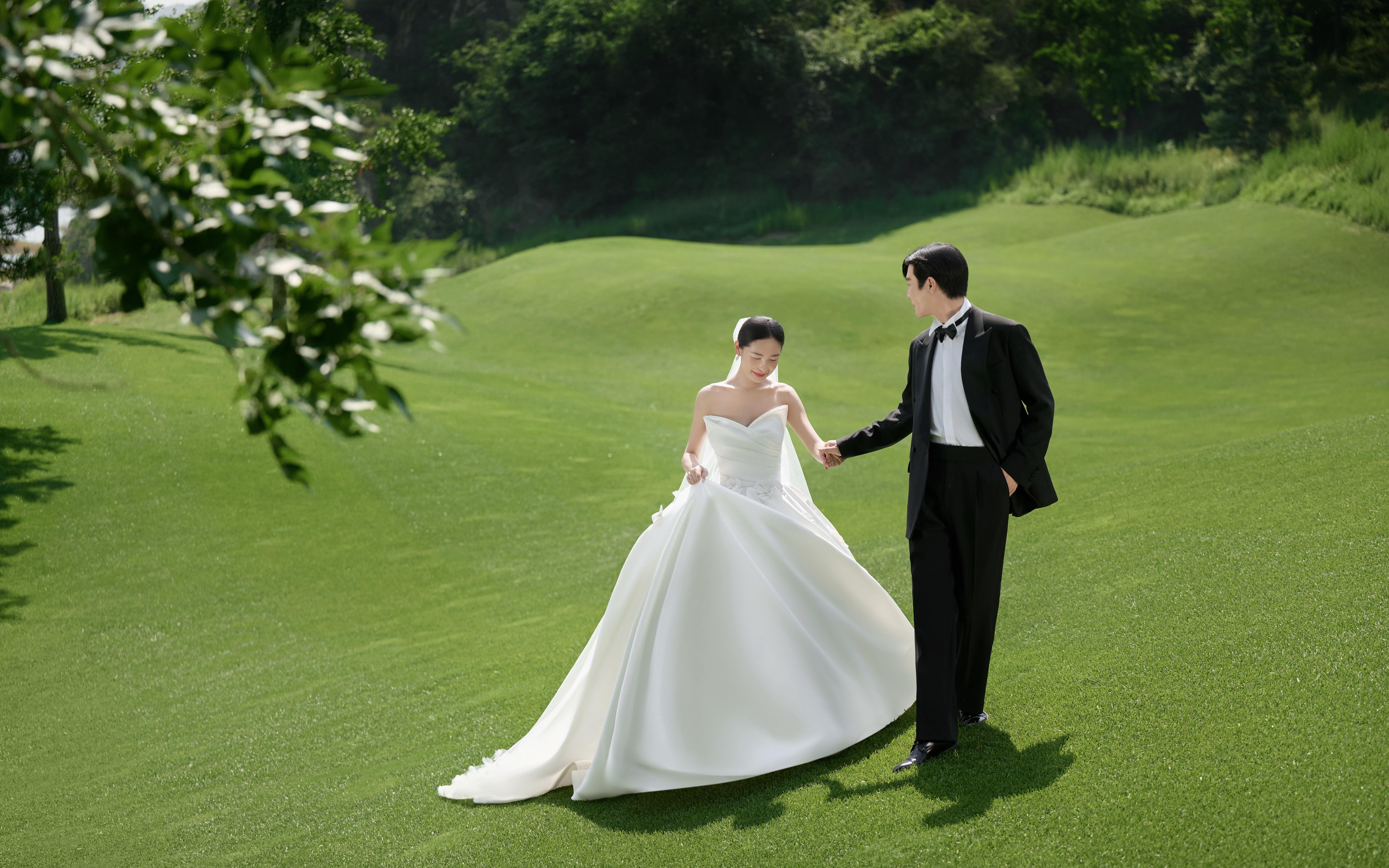 纪实感草坪婚纱照！想不好看都难