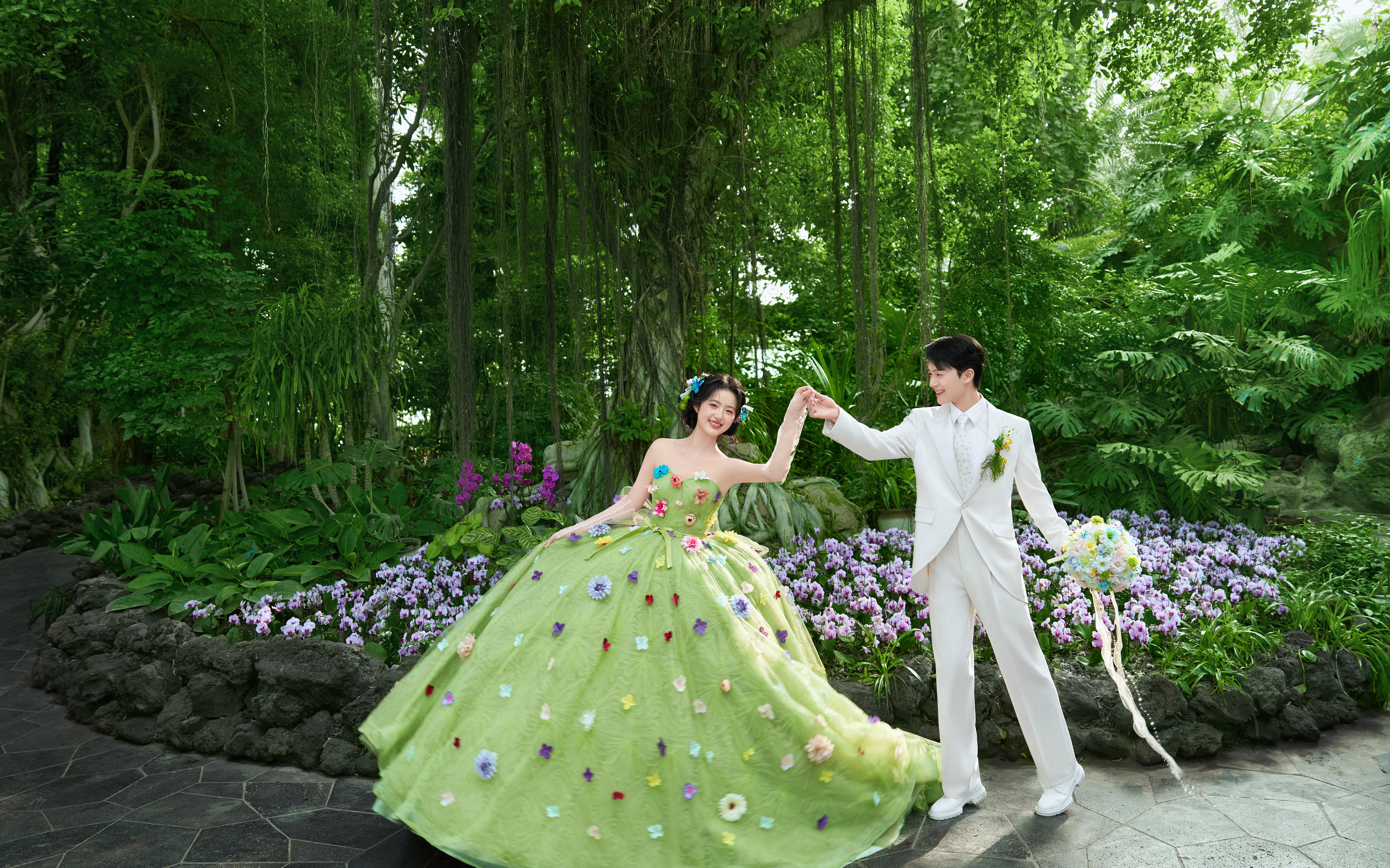 这也太美了吧❗️简直就是花神本人的婚纱照