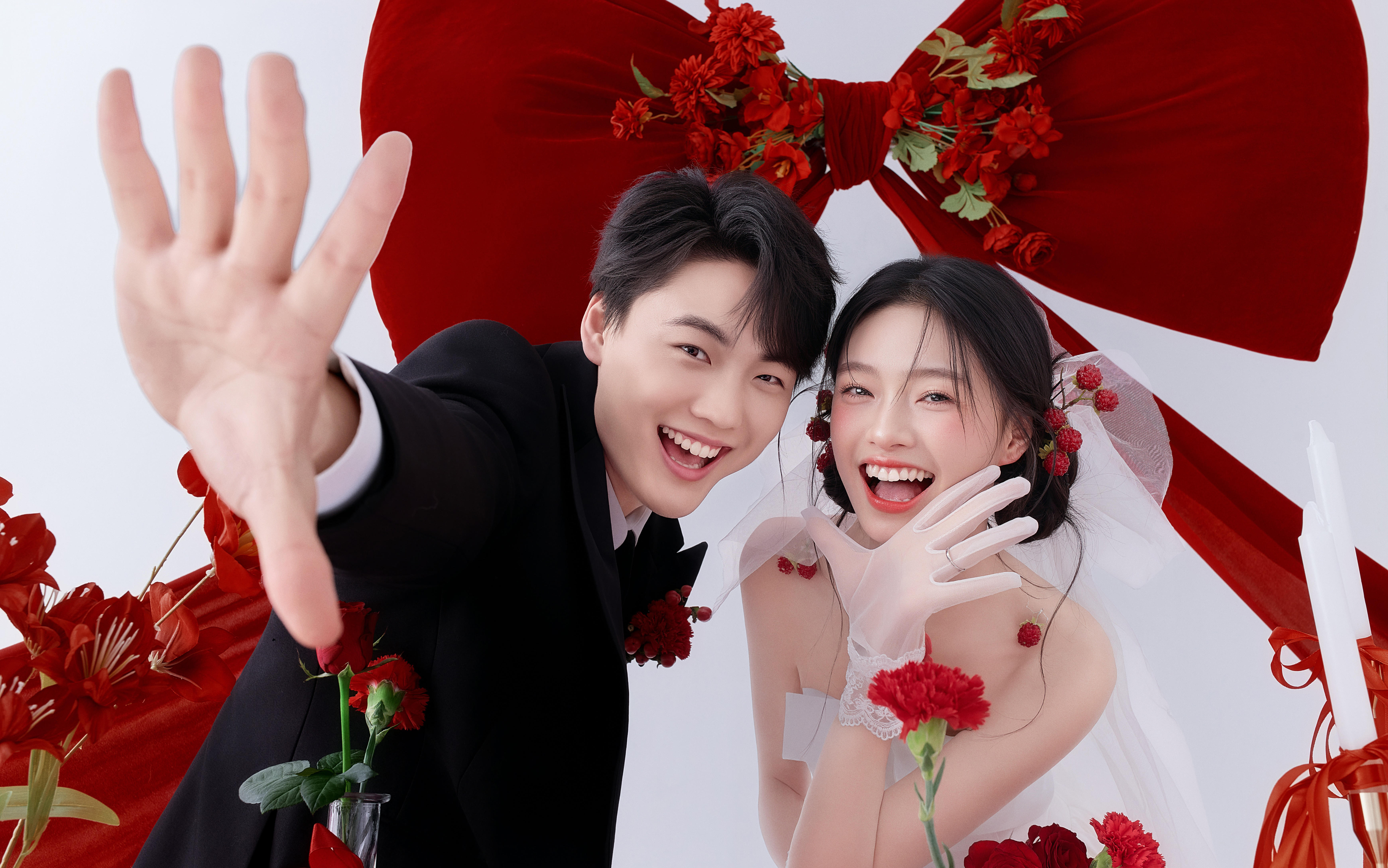 甜妹本命！红蝴蝶结婚纱照氛围感拉满