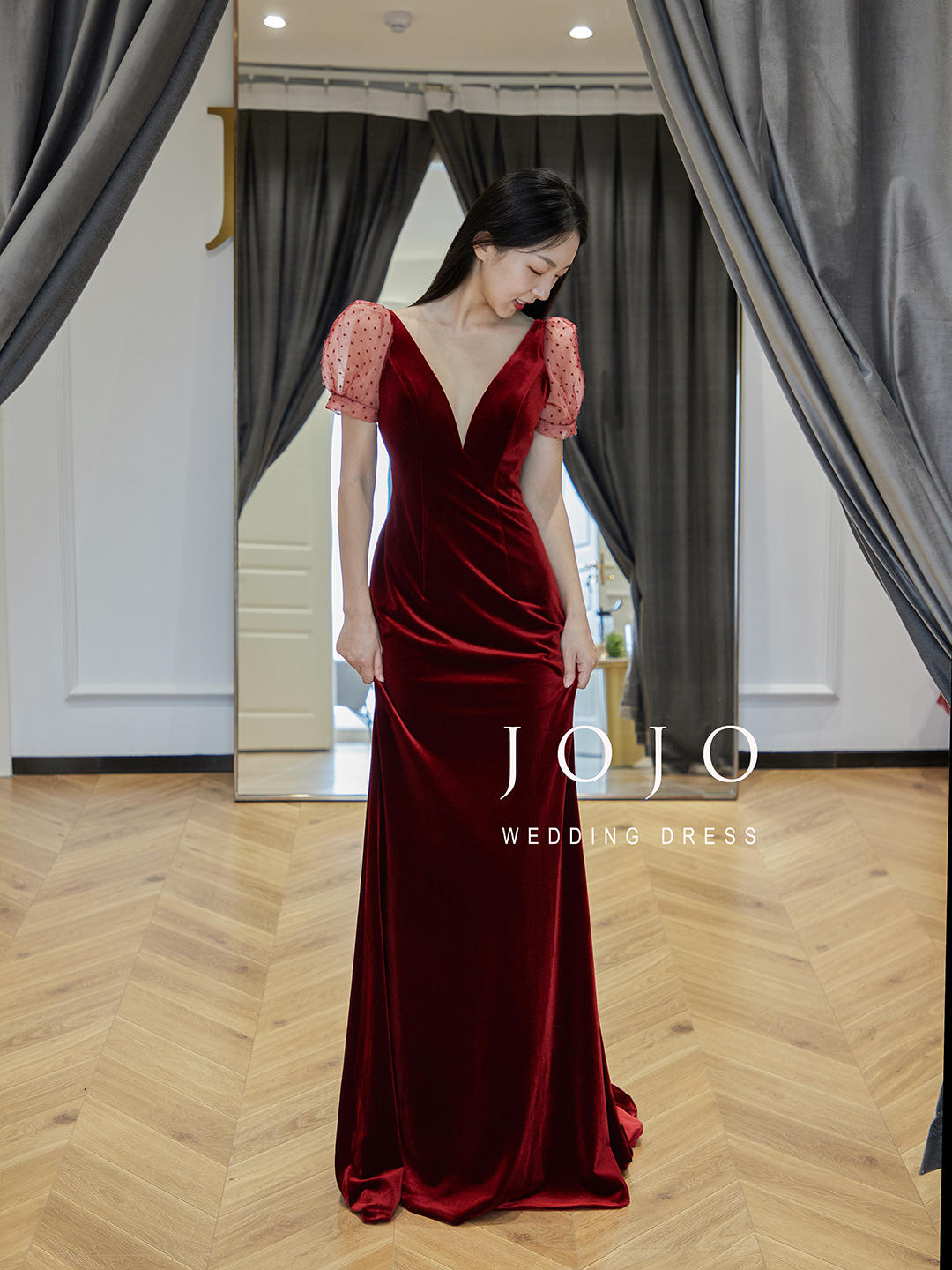 JOJO 红色丝绒泡泡袖鱼尾裸背