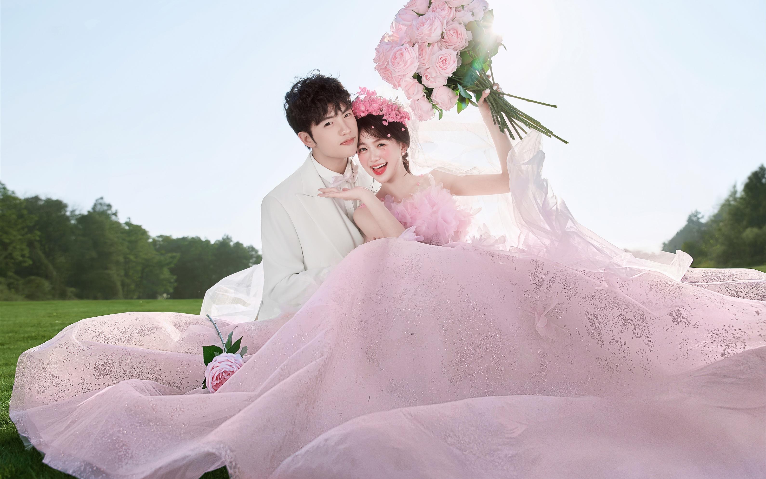 谁懂啊！粉色草坪婚纱照把少女心焊在我DNA里了