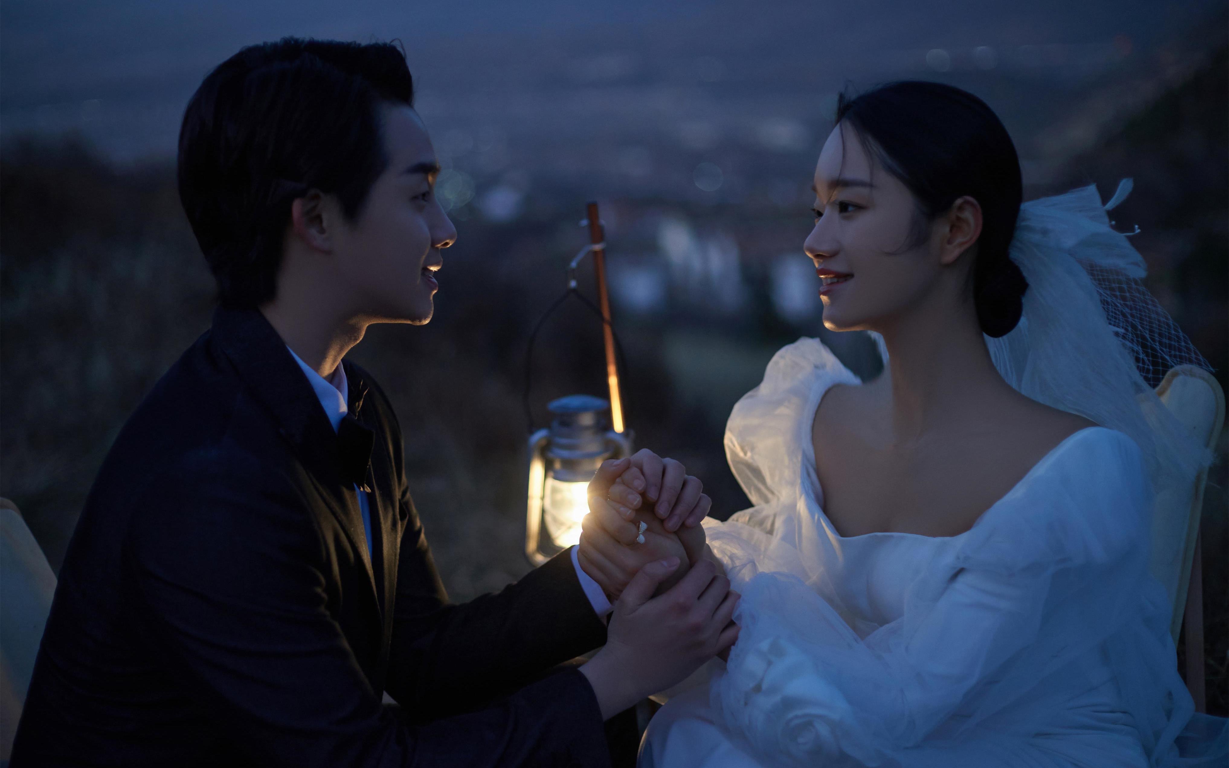 山顶夜景💛电影感婚纱照解锁浪漫新高度❗