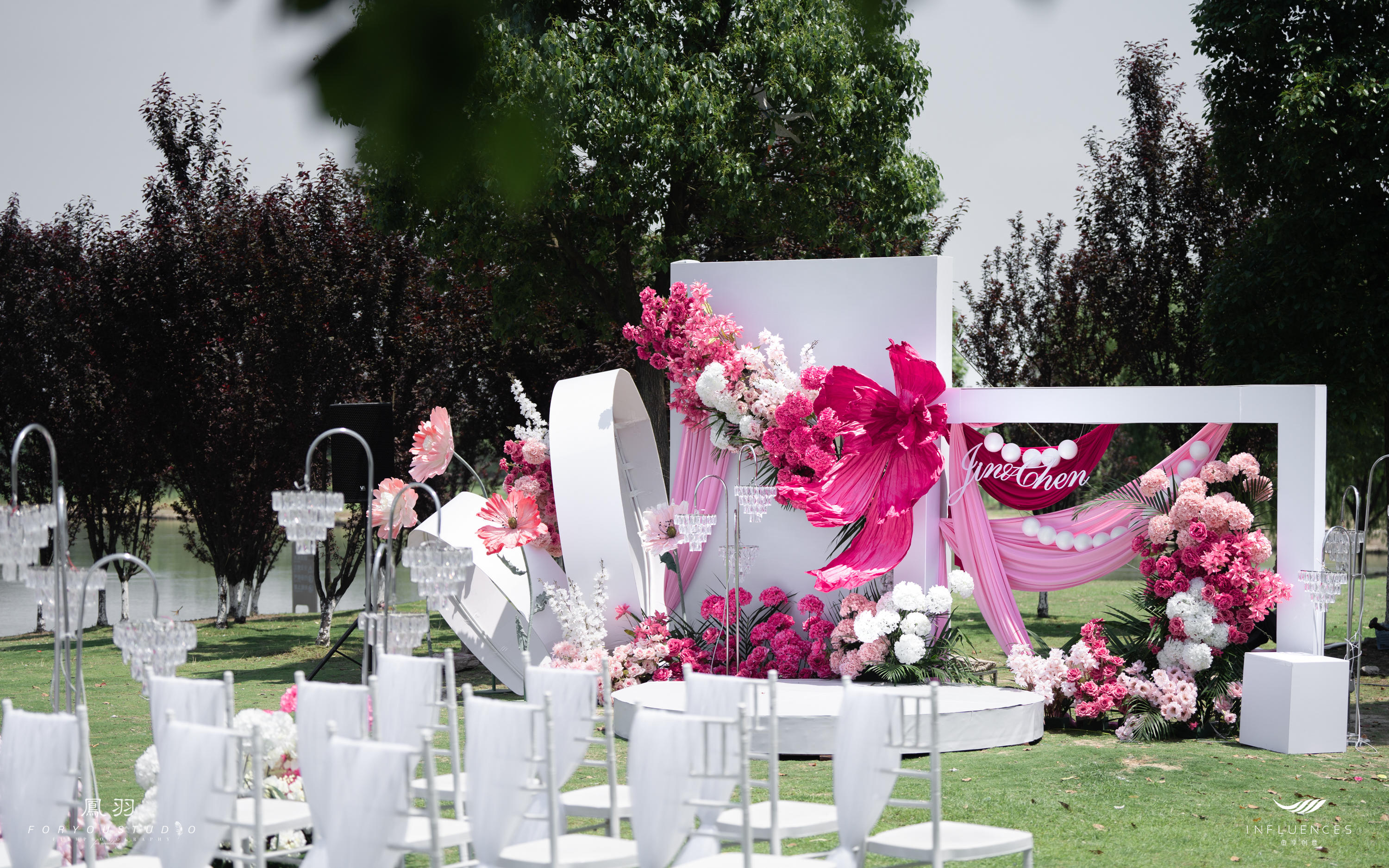 玫红色＋粉色＋白色结合美炸这个夏天