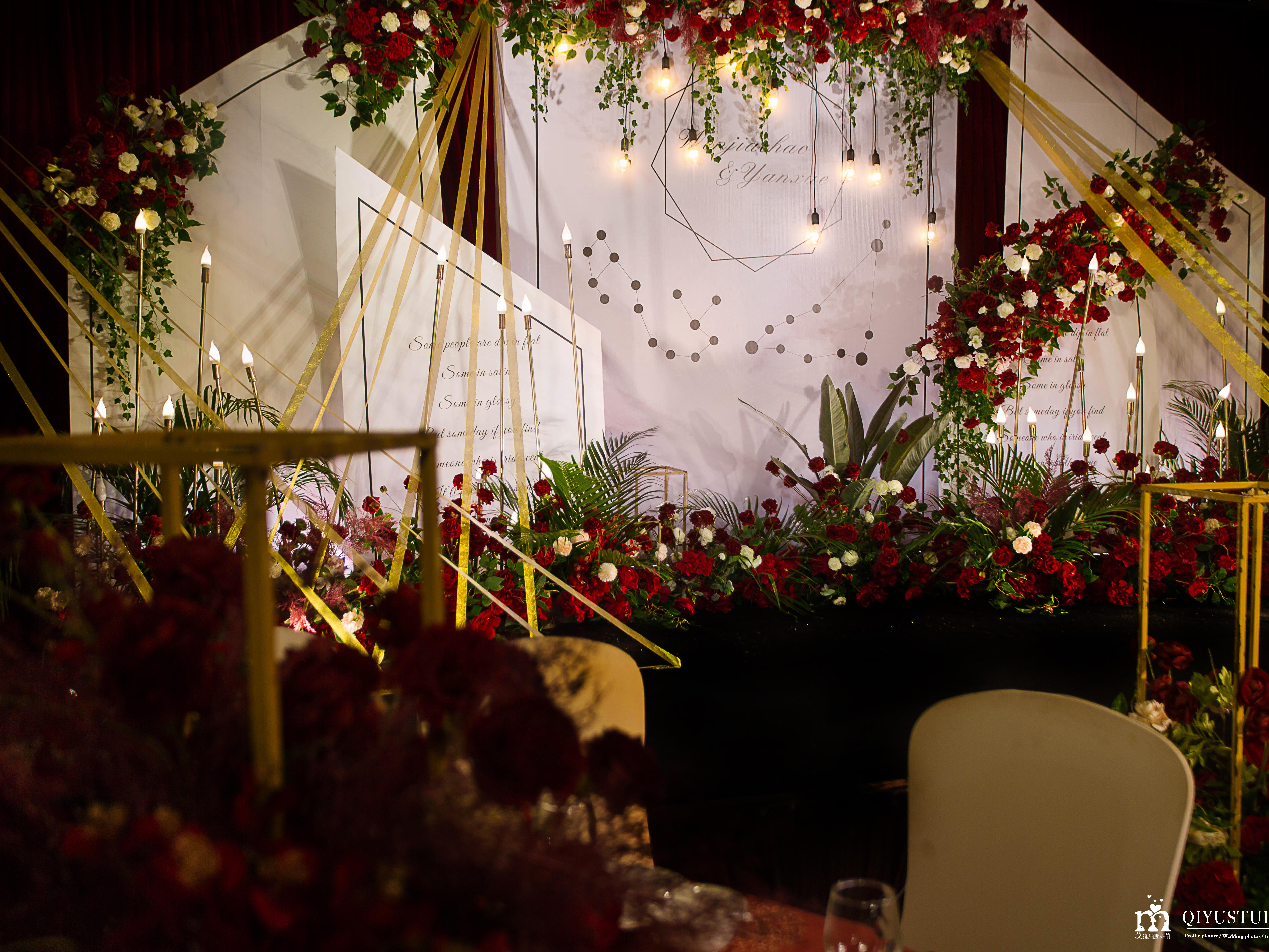 红与白的反差，加入黑的冲击，时尚，跳跃。