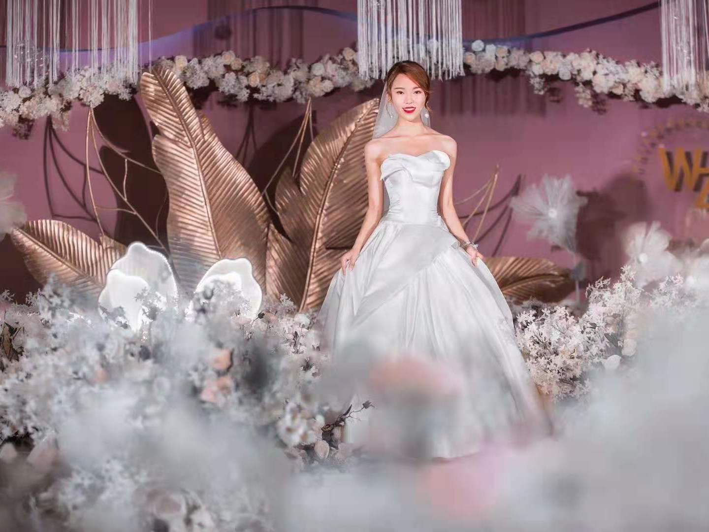 《名门婚纱》首席跟妆+高定主纱或高定手绣