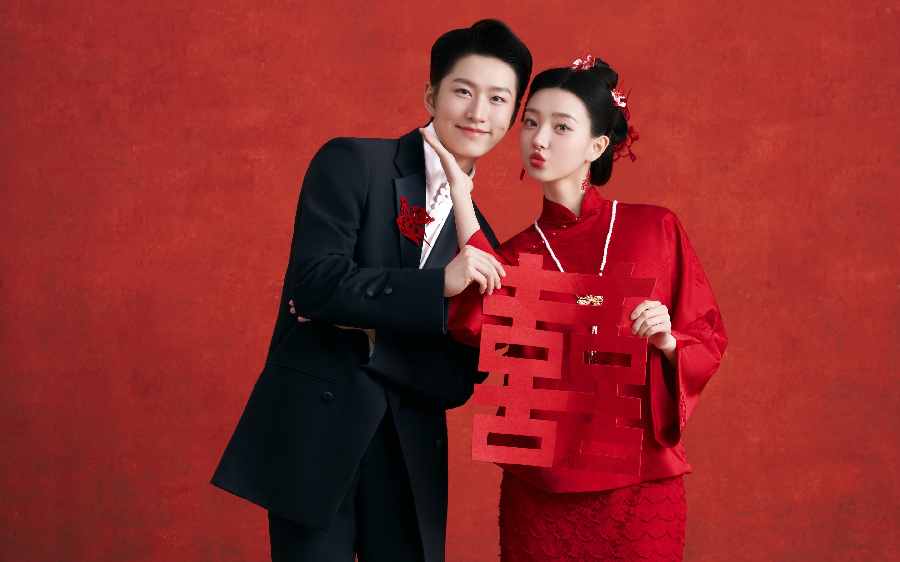复古红底室内中式婚纱照