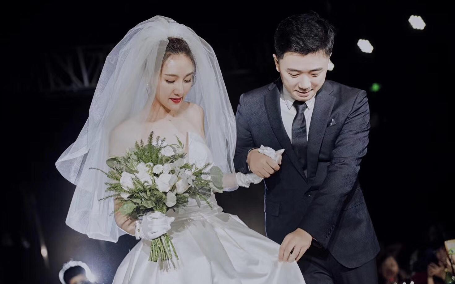 【爱柚别漾】化妆总监全程跟妆+婚礼高定7件