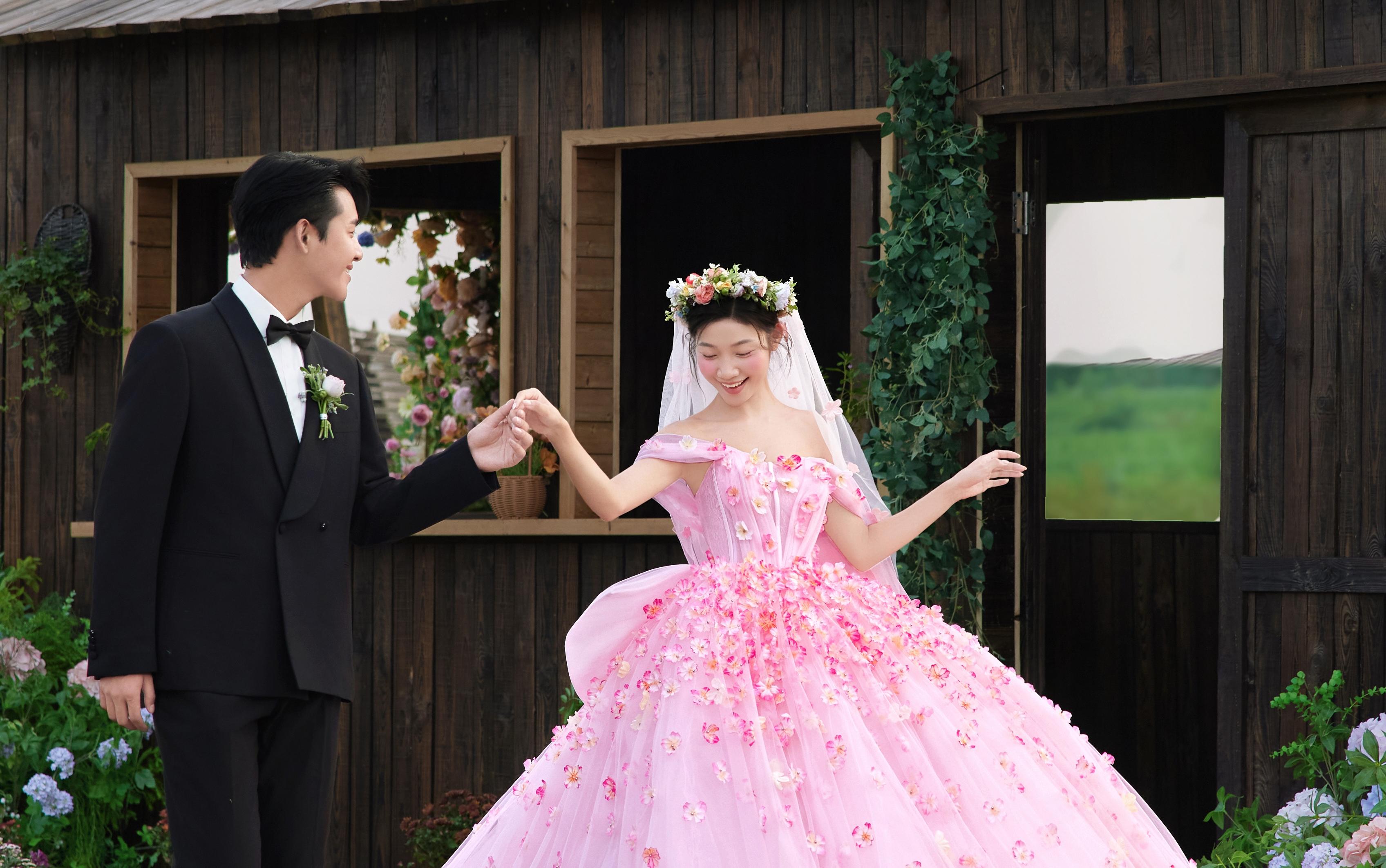 ??花海中的粉色公主風(fēng)婚紗照｜甜度嚴(yán)重超標(biāo)啦??