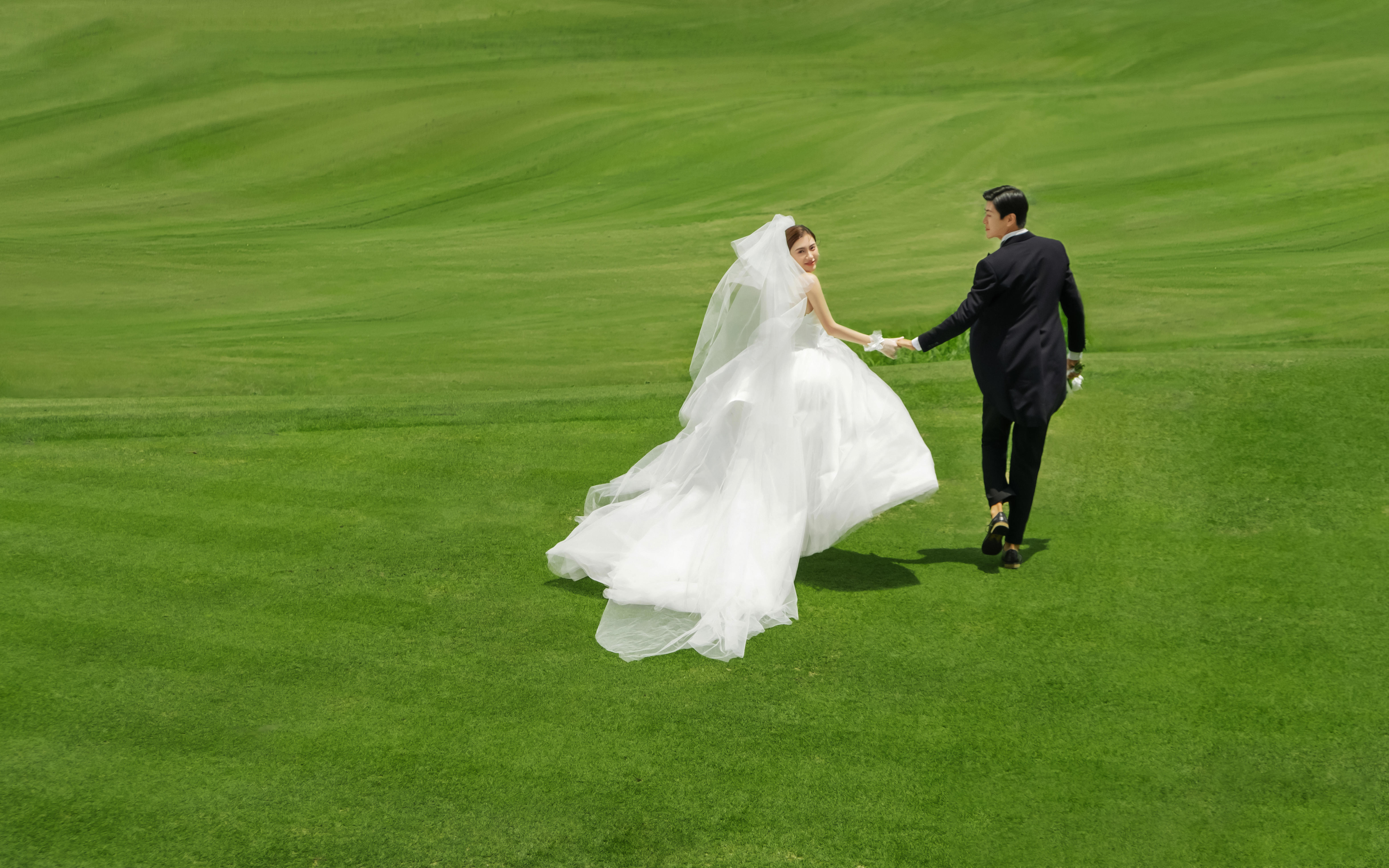 森系仪式纪实美草坪婚纱照